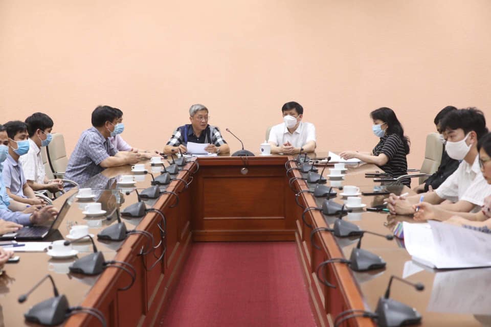 Bộ Y tế cử đoàn chuyên gia y tế sang hỗ trợ Lào chống dịch chiều 3/5. Ảnh - Đình Anh. 