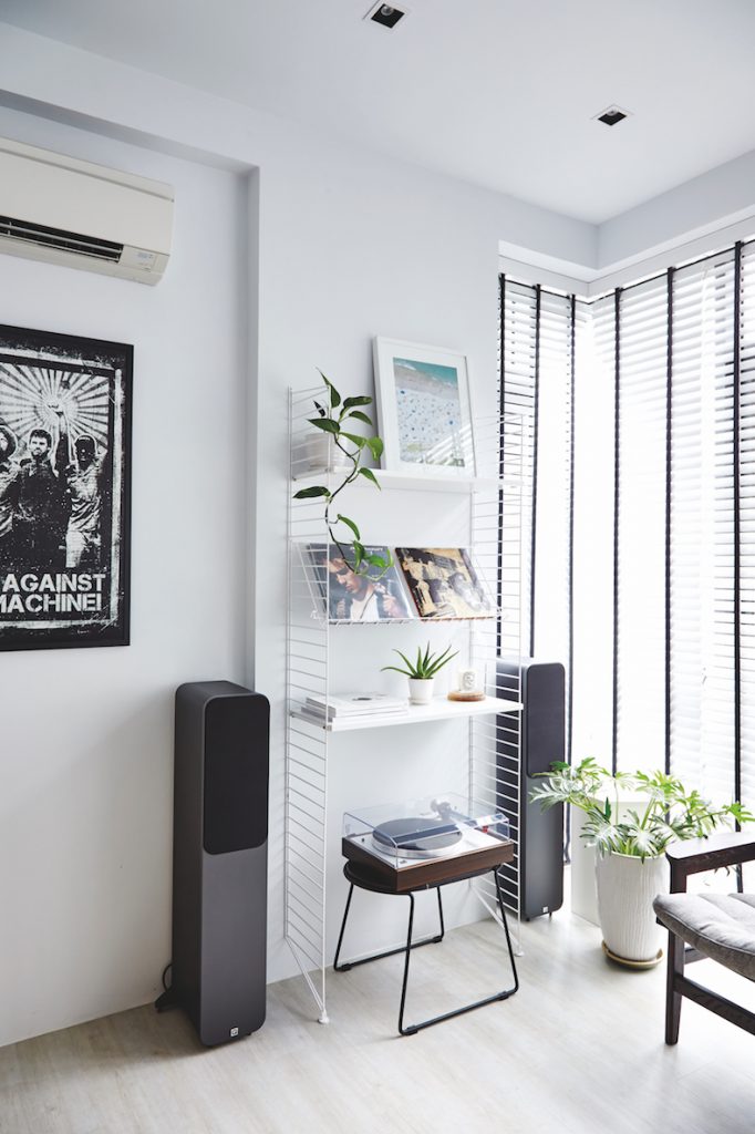 Cặp đ&ocirc;i y&ecirc;u th&iacute;ch d&ograve;ng nhạc alternative rock thập ni&ecirc;n 90 n&ecirc;n c&oacute; một v&agrave;i poster c&aacute;c ban nhạc rải r&aacute;c trong căn hộ.