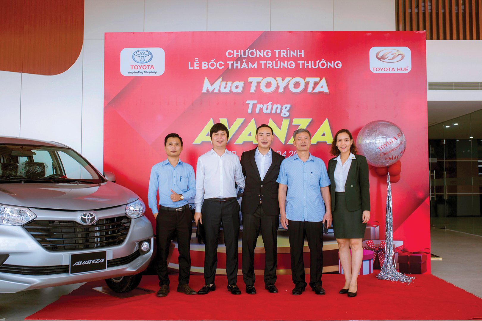 Ông Trần Hữu Ngọc - Chủ tịch Hội đồng Quản trị công ty Cổ phần Toyota Huế (bên phải - thứ 3) và ông Nguyễn Ngọc Tuấn - Tổng giám đốc Công ty Cổ phần đầu tư và PG88 hơn 2,1 triệu thành viên Đà Thành (bên trái - thứ 2) tại sự kiện của Toyota, ngay sau lễ ký kết hợp tác giữa 2 bên.