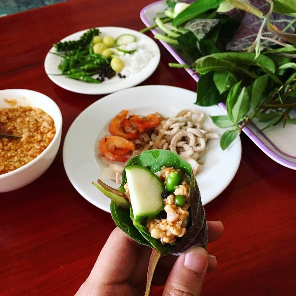 M&oacute;n gỏi l&aacute; - một đặc sản n&ecirc;n thử ở Kon Tum.