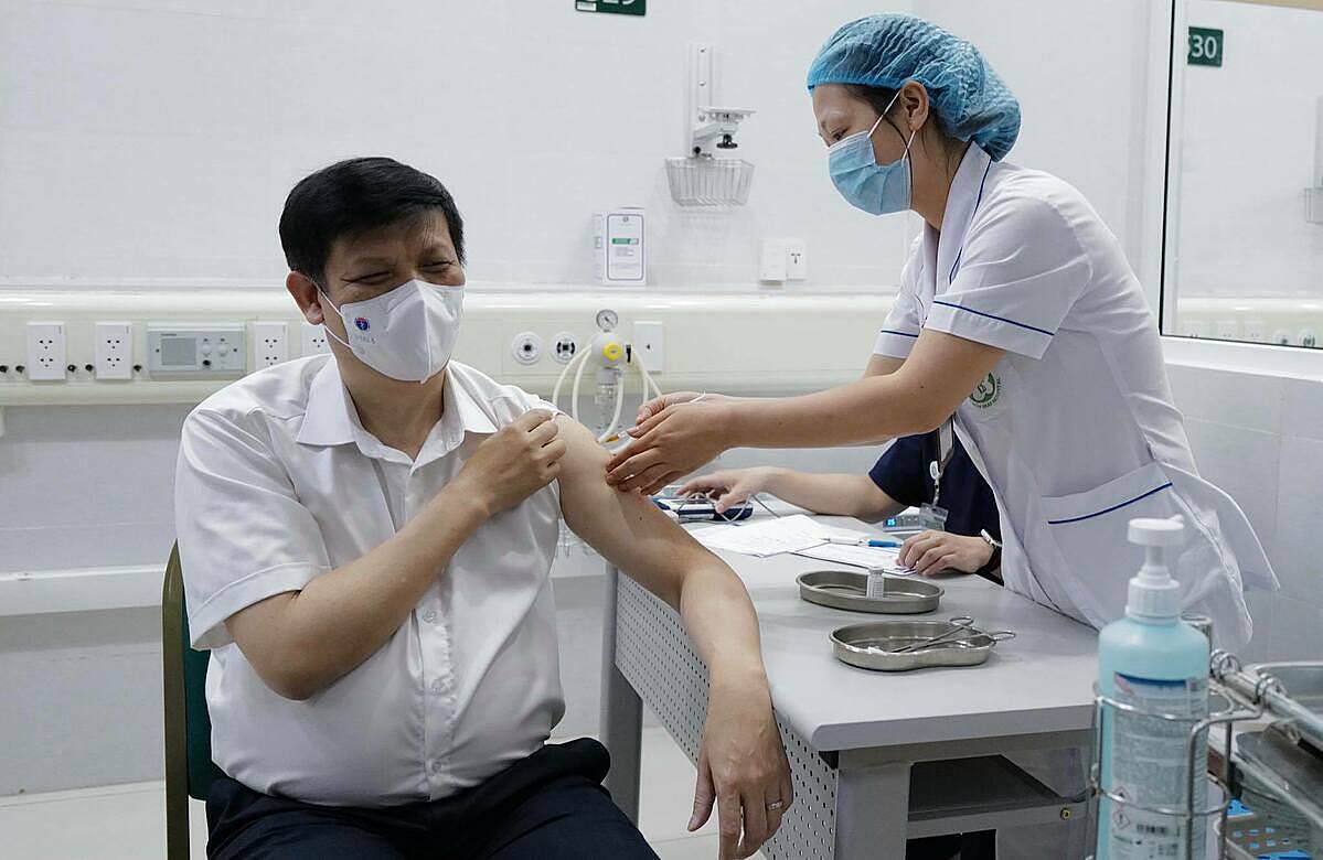 Bộ trưởng Bộ Y tế tiêm vaccine phòng Covid-19