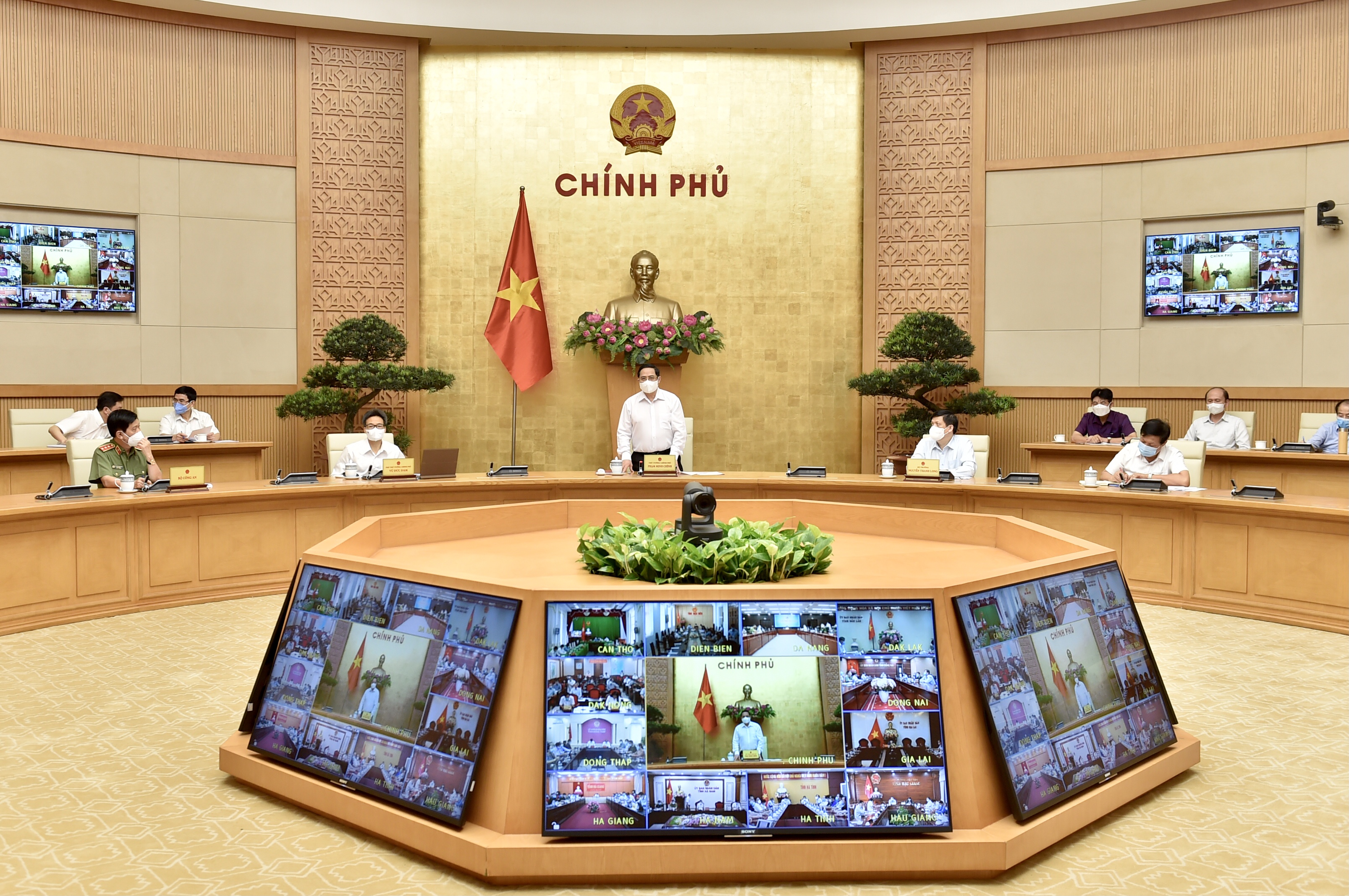 To&agrave;n cảnh hội nghị trực tuyến ng&agrave;y 7/5 - Ảnh: VGP