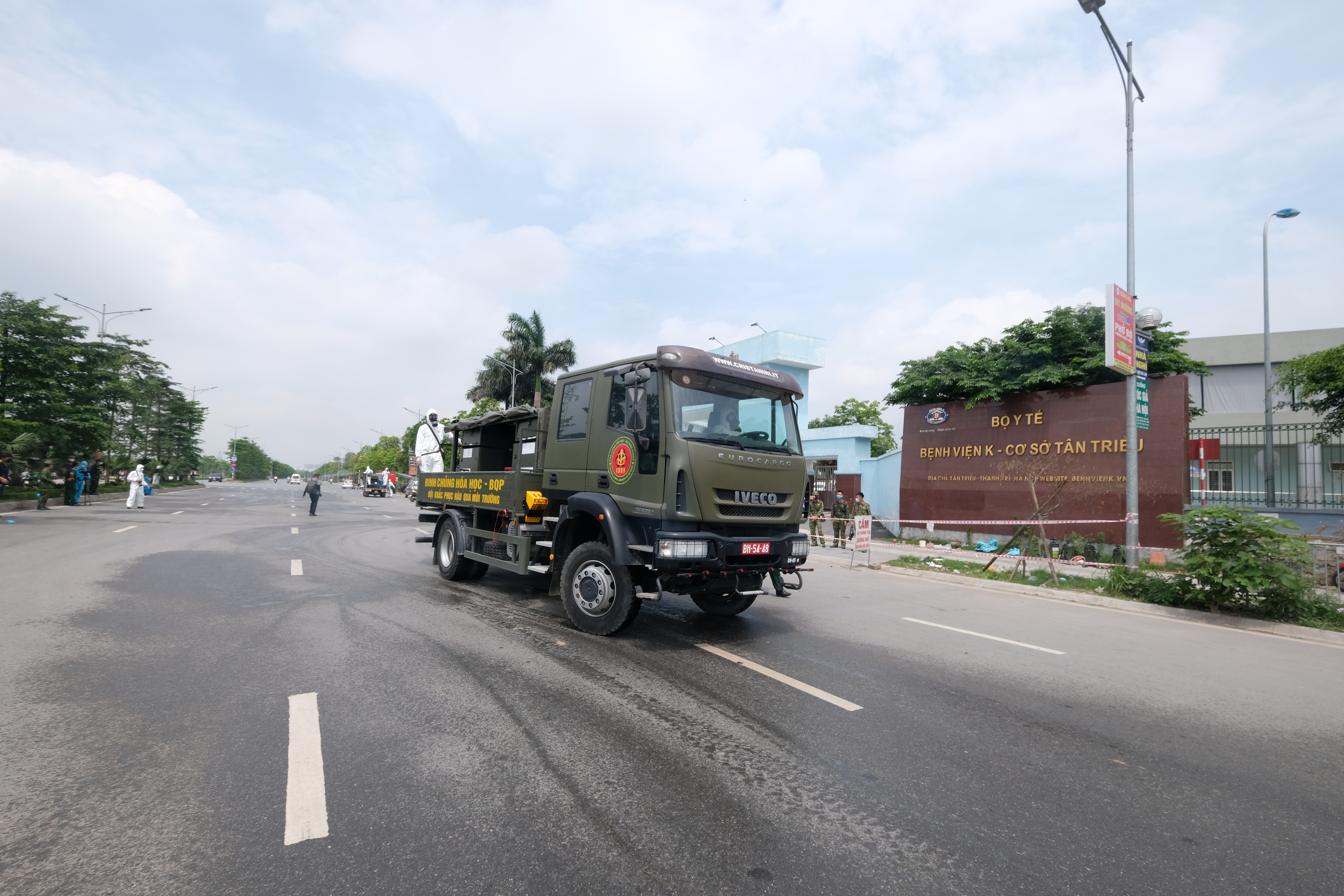 Đến 13h30 ph&uacute;t chiều 7/5, việc phun khử khuẩn Bệnh viện đ&atilde; được tiến h&agrave;nh xong.