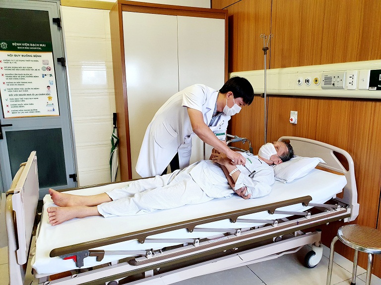 B&aacute;c sĩ Nguyễn Văn Trung - Ph&oacute; trưởng khoa Chấn thương chỉnh h&igrave;nh v&agrave; cột sống thăm kh&aacute;m cho bệnh nh&acirc;n.