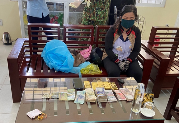  Đối tượng Huỳnh Thị Nguyên bị bắt giữ cùng tang vật