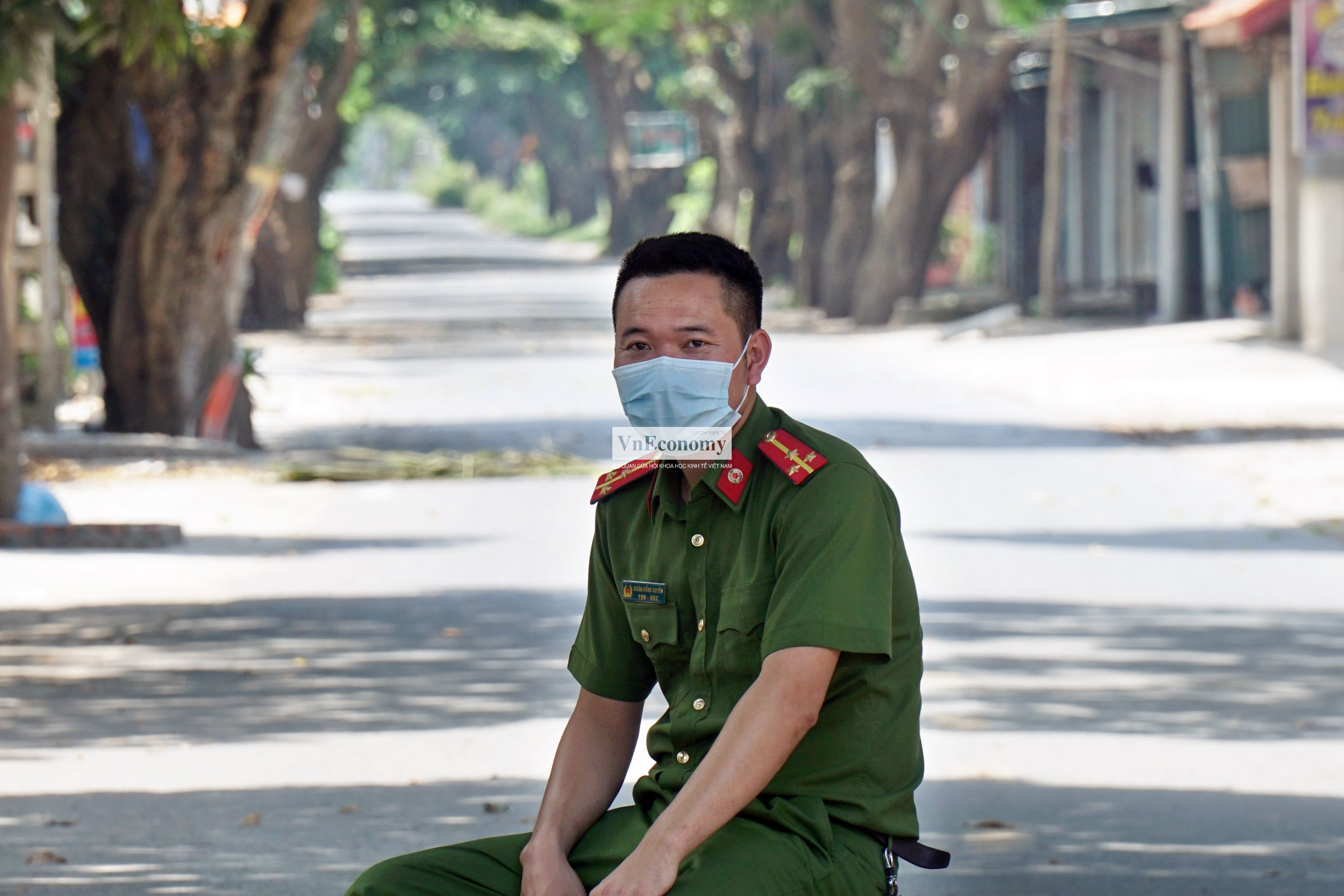 Thời tiết H&agrave; Nội ng&agrave;y h&ocirc;m nay v&ocirc; c&ugrave;ng nắng n&oacute;ng, nhưng lực lượng chức năng vẫn&nbsp;t&uacute;c trực tại c&aacute;c điểm chốt 24/24 để đảm bảo c&ocirc;ng t&aacute;c c&aacute;ch ly tuyệt đối.