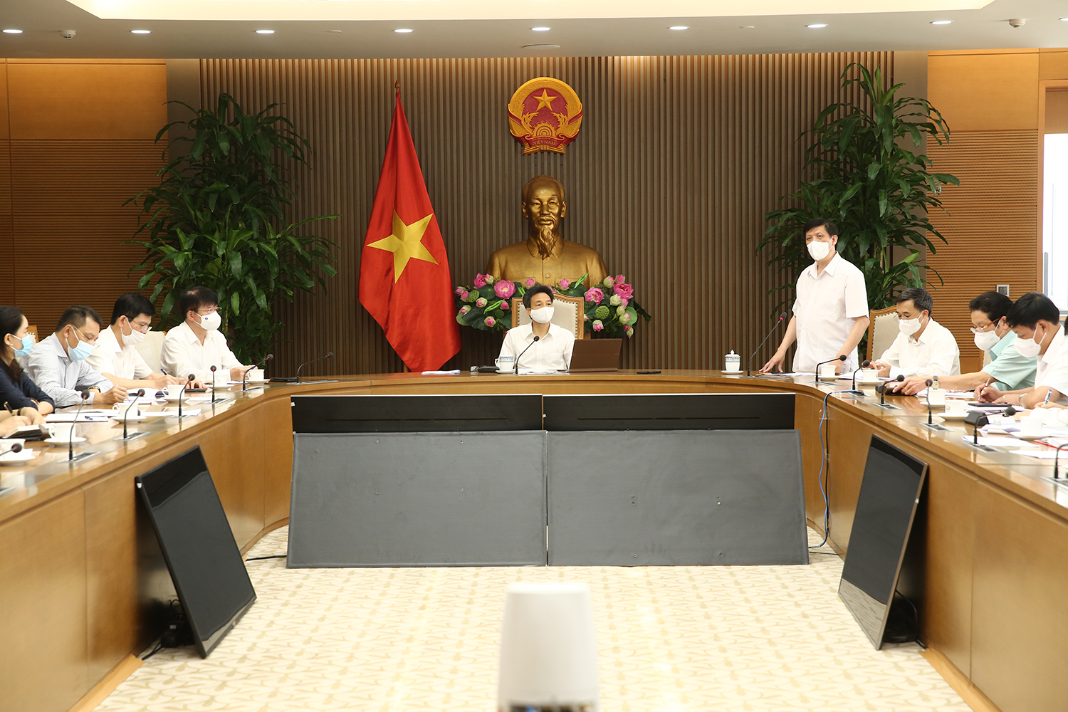 Bộ trưởng Bộ Y tế Nguyễn Thanh Long (đứng ph&aacute;t biểu) cho biết&nbsp;phải dự tr&ugrave;, lường trước c&aacute;c kịch bản xấu hơn c&oacute; thể xảy ra l&agrave; t&igrave;nh huống cả nước c&oacute; tới 30.000 ca nhiễm. Ảnh: VGP/Đ&igrave;nh Nam