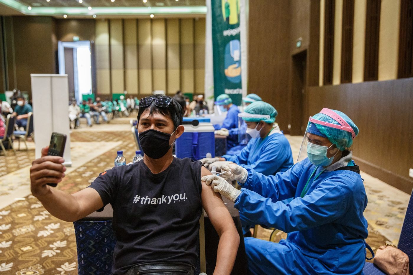 Một nh&acirc;n vi&ecirc;n y tế ti&ecirc;m vaccine Sinovac ở Bali, Indonesia ng&agrave;y 28/2 - Ảnh:&nbsp;Bloomberg.