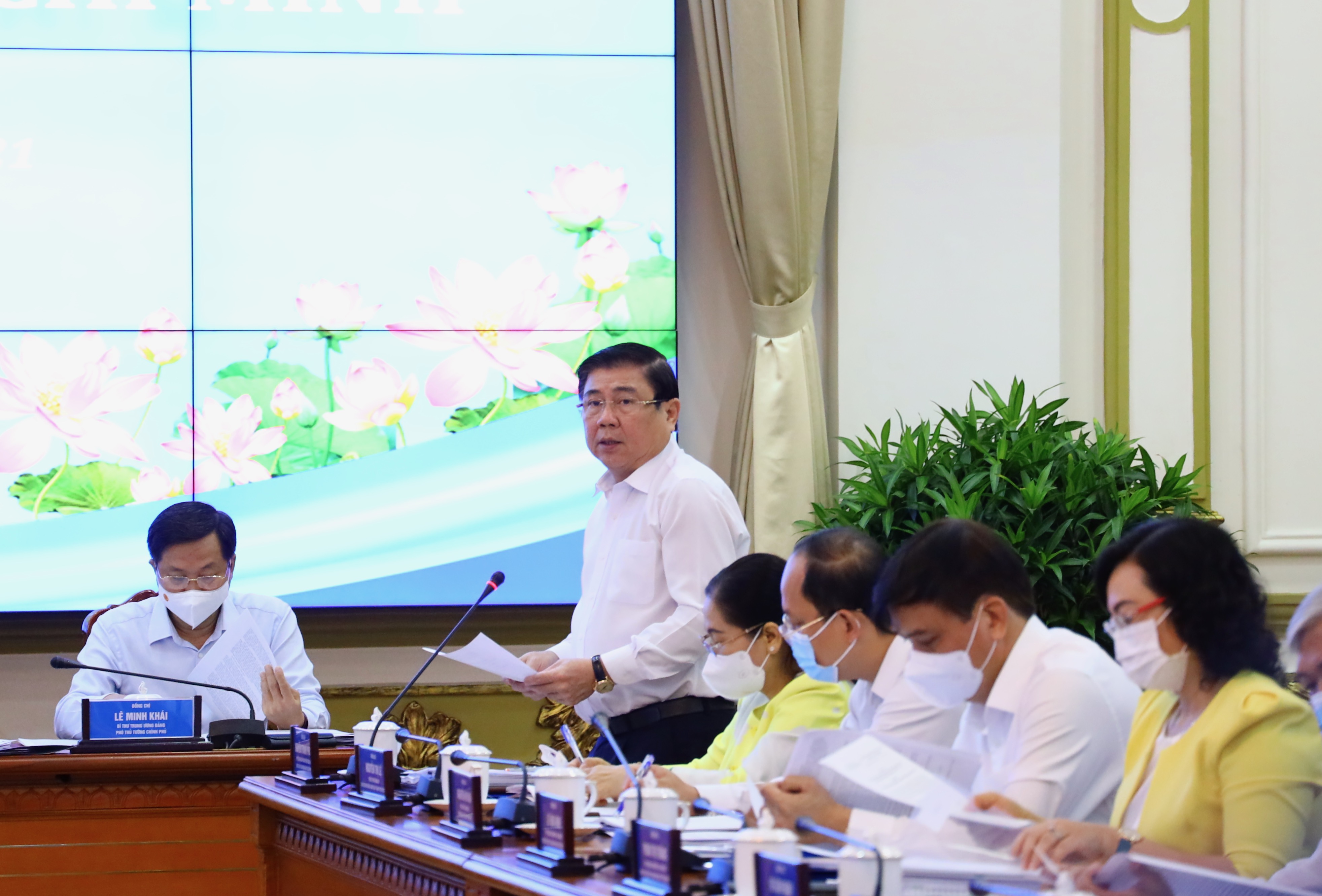 Chủ tịch UBND TPHCM Nguyễn Th&agrave;nh Phong b&aacute;o c&aacute;o với Thủ tướng Ch&iacute;nh phủ về t&igrave;nh h&igrave;nh KT-XH tr&ecirc;n địa b&agrave;n Th&agrave;nh phố.