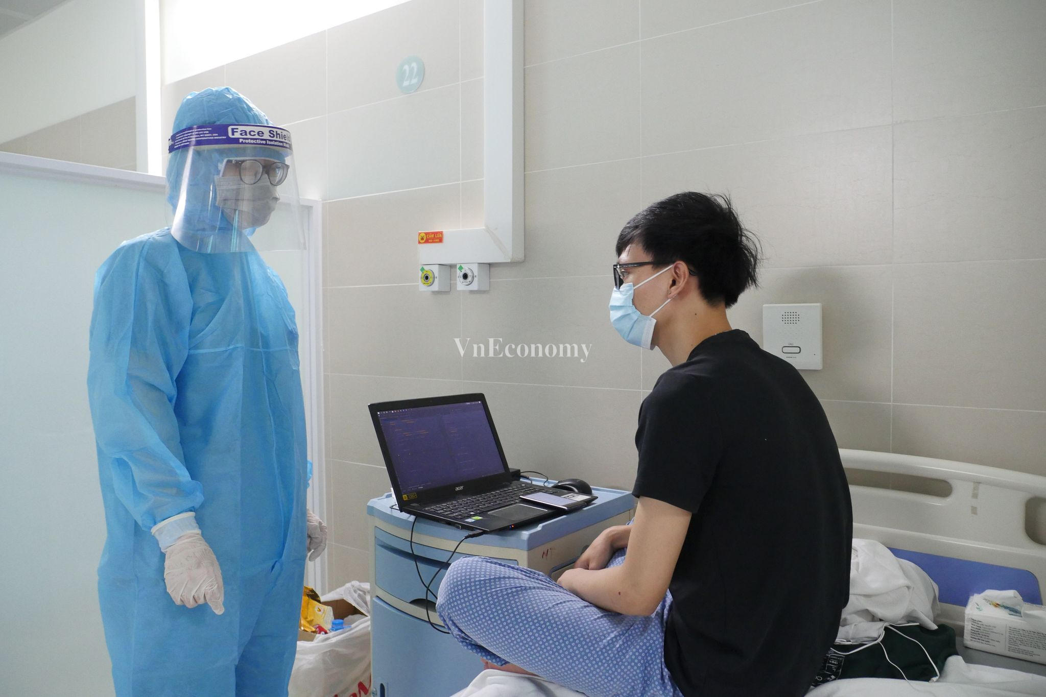 Hiện tại, kh&ocirc;ng c&oacute; ca F0 n&agrave;o tại bệnh viện. Tất cả 32 bệnh nh&acirc;n đang điều trị tại khu c&aacute;ch ly tầng 9, Bệnh viện Thanh Nh&agrave;n, đều l&agrave;&nbsp;bệnh nh&acirc;n c&oacute; bệnh l&yacute; nền được chuyển từ Bệnh viện K v&agrave; Bệnh viện Bệnh Nhiệt đới TW sang.&nbsp;Ảnh: Việt Tuấn