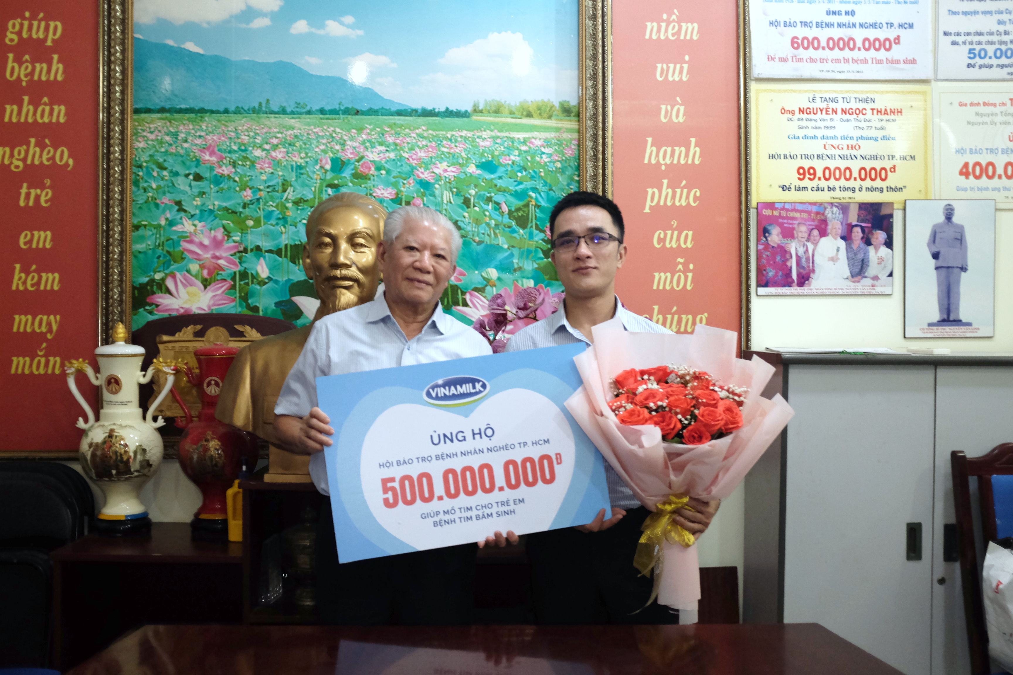 Đại diện Vinamilk ủng hộ 500 triệu đồng cho Hội Bệnh nhân nghèo Tp.HCM.