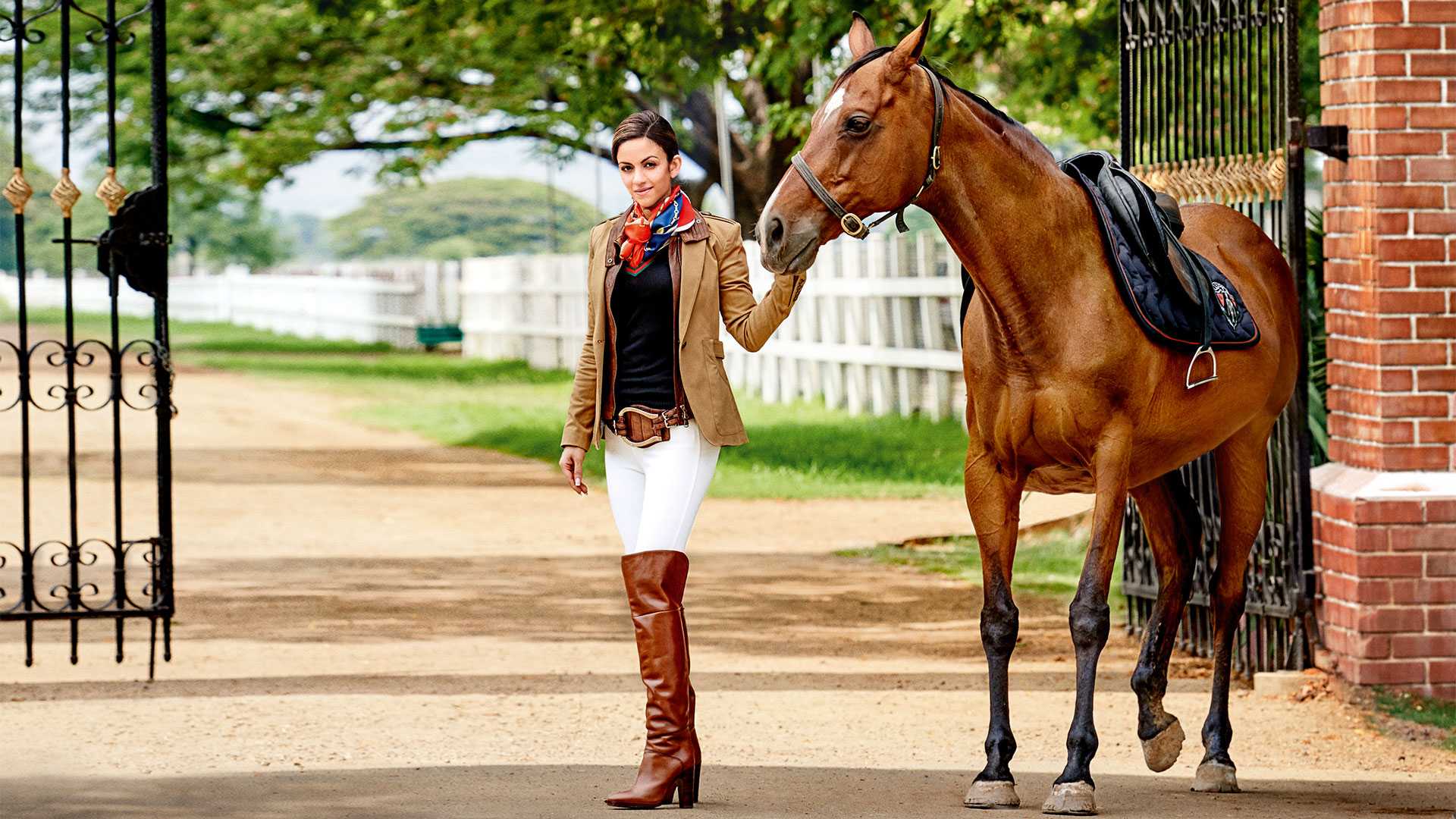 Natasha&nbsp;Poonawalla trước cổng trang trại ngựa của gia đ&igrave;nh - Ảnh: The Manor