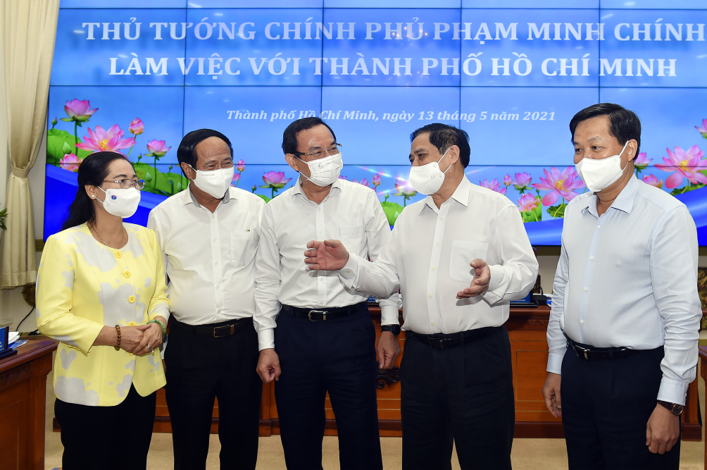 Thủ tướng Phạm Minh Ch&iacute;nh (thứ hai, b&ecirc;n phải), c&aacute;c Ph&oacute; Thủ tướng L&ecirc; Minh Kh&aacute;i (thứ nhất b&ecirc;n phải), L&ecirc; Văn Th&agrave;nh (thứ hai b&ecirc;n tr&aacute;i) trao đổi với l&atilde;nh đạo TPHCM.&nbsp; Ảnh: VGP/Nhật Bắc.