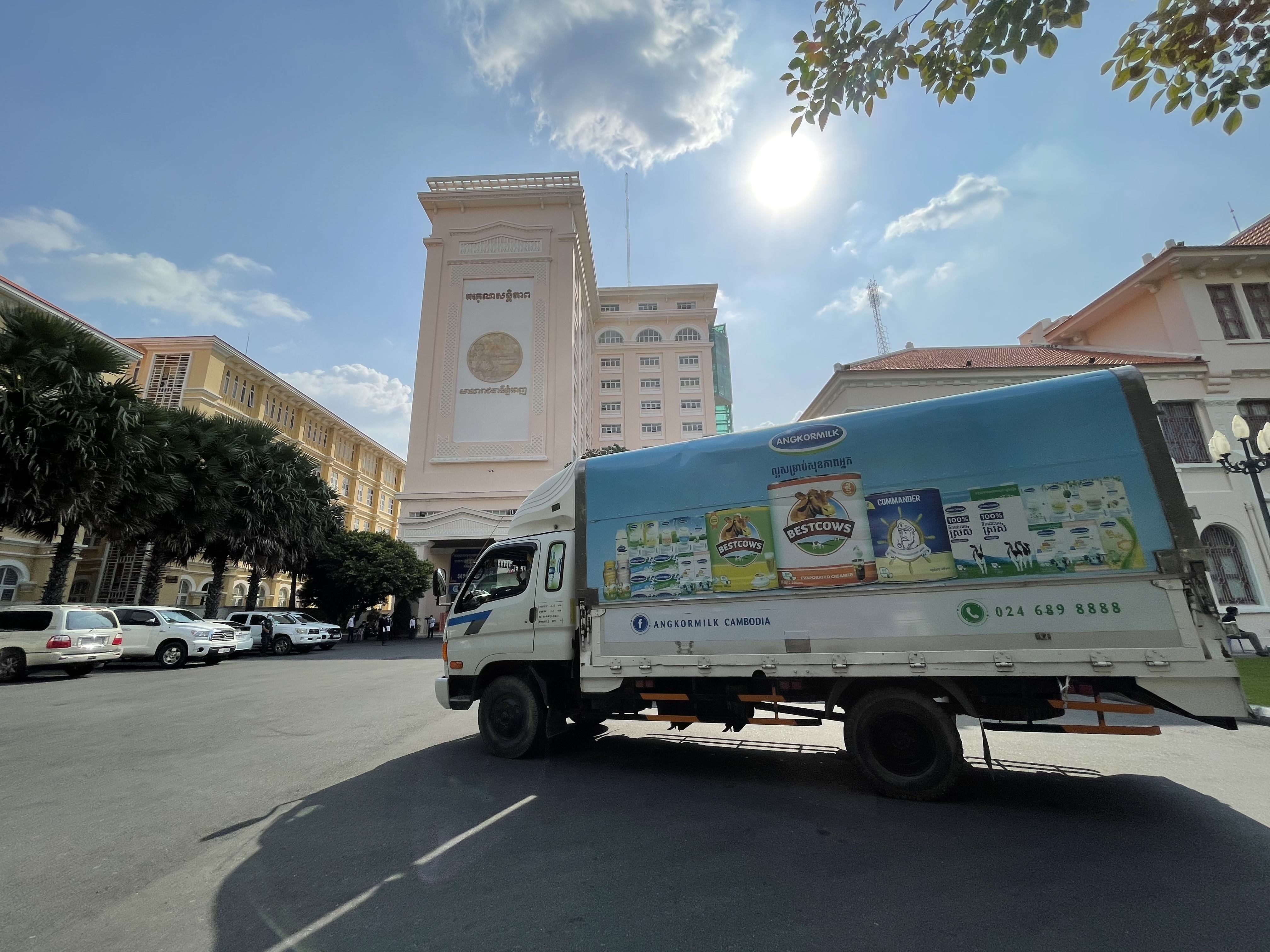 C&aacute;c chuyến xe của Angkormilk kịp thời mang sữa đến c&aacute;c &ldquo;v&ugrave;ng đỏ&rdquo; tại thủ đ&ocirc; Phnom Penh ngay giai đoạn phong tỏa, c&aacute;ch ly gắt gao.