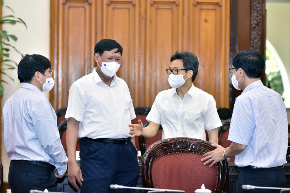 Ph&oacute; Thủ tướng Vũ Đức Đam trao đổi với l&atilde;nh đạo Bộ Y tế tại buổi l&agrave;m việc - Ảnh: VGP