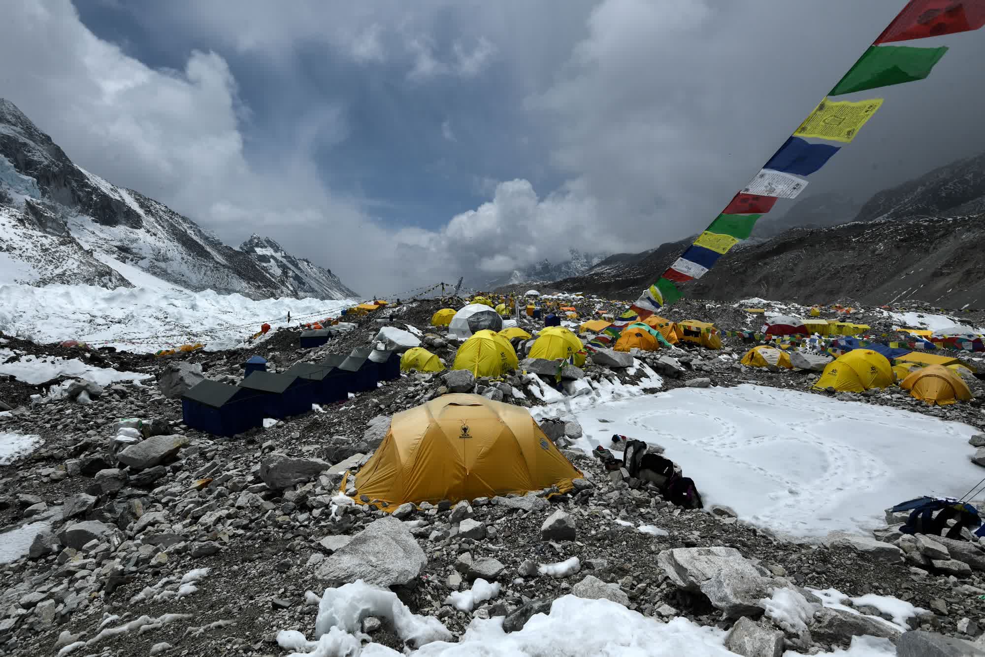 L&agrave;n s&oacute;ng Covid-19 đang b&ugrave;ng ph&aacute;t mạnh tại Nepal, quốc gia c&oacute; đường bi&ecirc;n giới d&agrave;i với Ấn Độ. Dịch bệnh l&acirc;y lan với tốc độ ch&oacute;ng mặt l&agrave;m dấy l&ecirc;n lo ngại rằng Nepal đang đứng trước bờ vực khủng hoảng t&agrave;n khốc kh&ocirc;ng k&eacute;m Ấn Độ bởi đ&acirc;y l&agrave; một trong những quốc gia c&oacute; hệ thống y tế k&eacute;m nhất thế giới. Tuần trước, Thủ tướng Nepal đ&atilde; bị buộc từ chức trước l&agrave;n s&oacute;ng chỉ tr&iacute;ch của d&acirc;n ch&uacute;ng trước những phản ứng của &ocirc;ng với c&aacute;c vấn đề Covid-19 - Ảnh: AFP