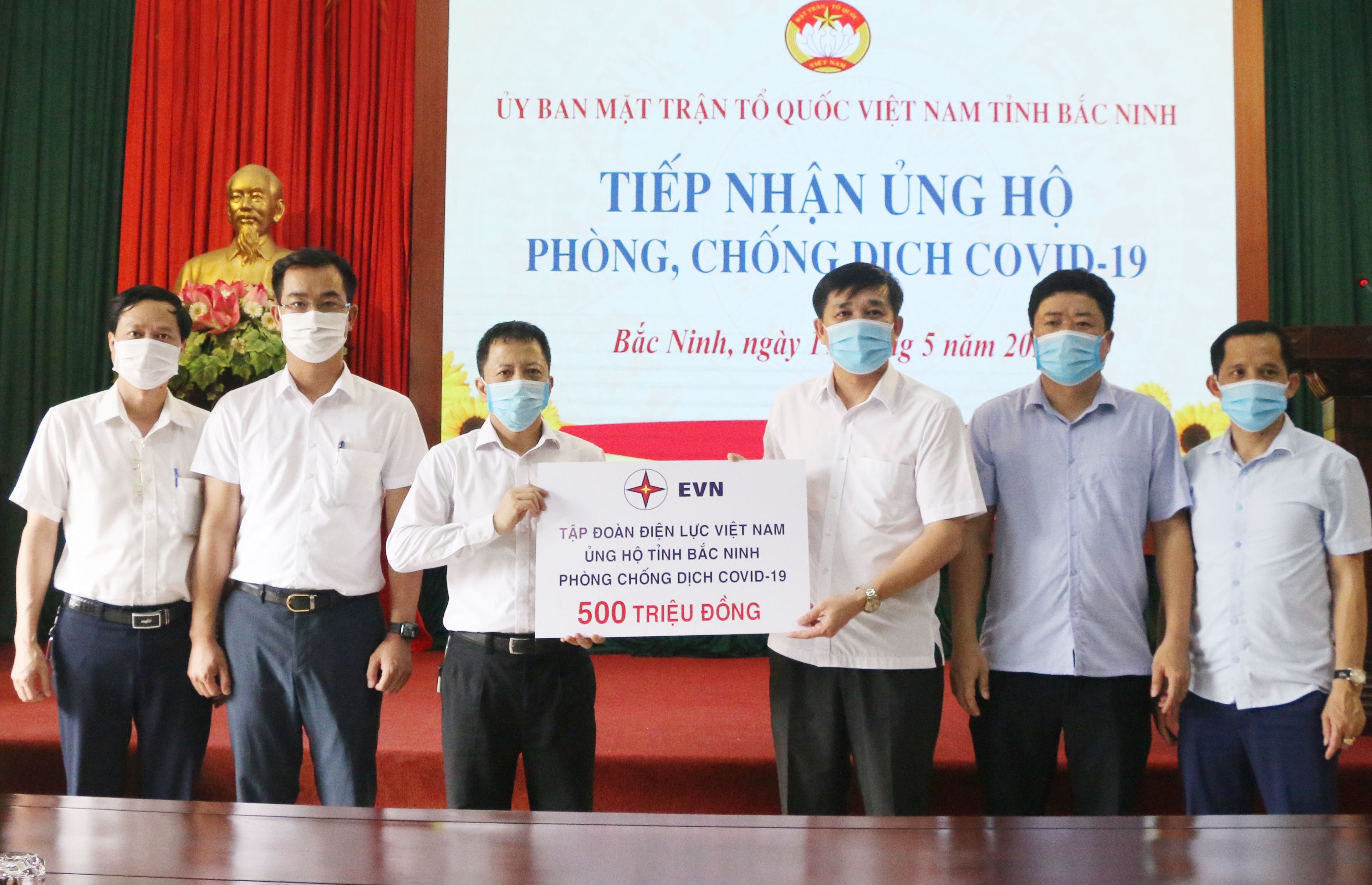 EVN ủng hộ 500 triệu đồng hỗ trợ Bắc Ninh phòng chống dịch Covid-19.