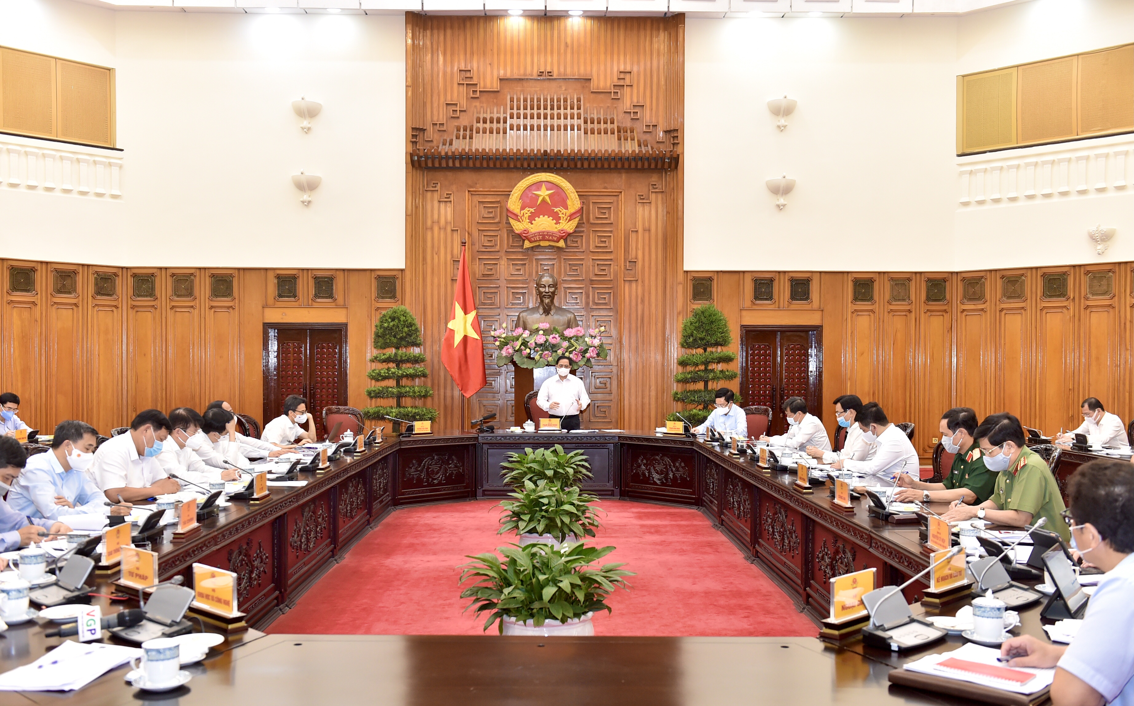 To&agrave;n cảnh cuộc họp chiều 17/5 - Ảnh: VGP.