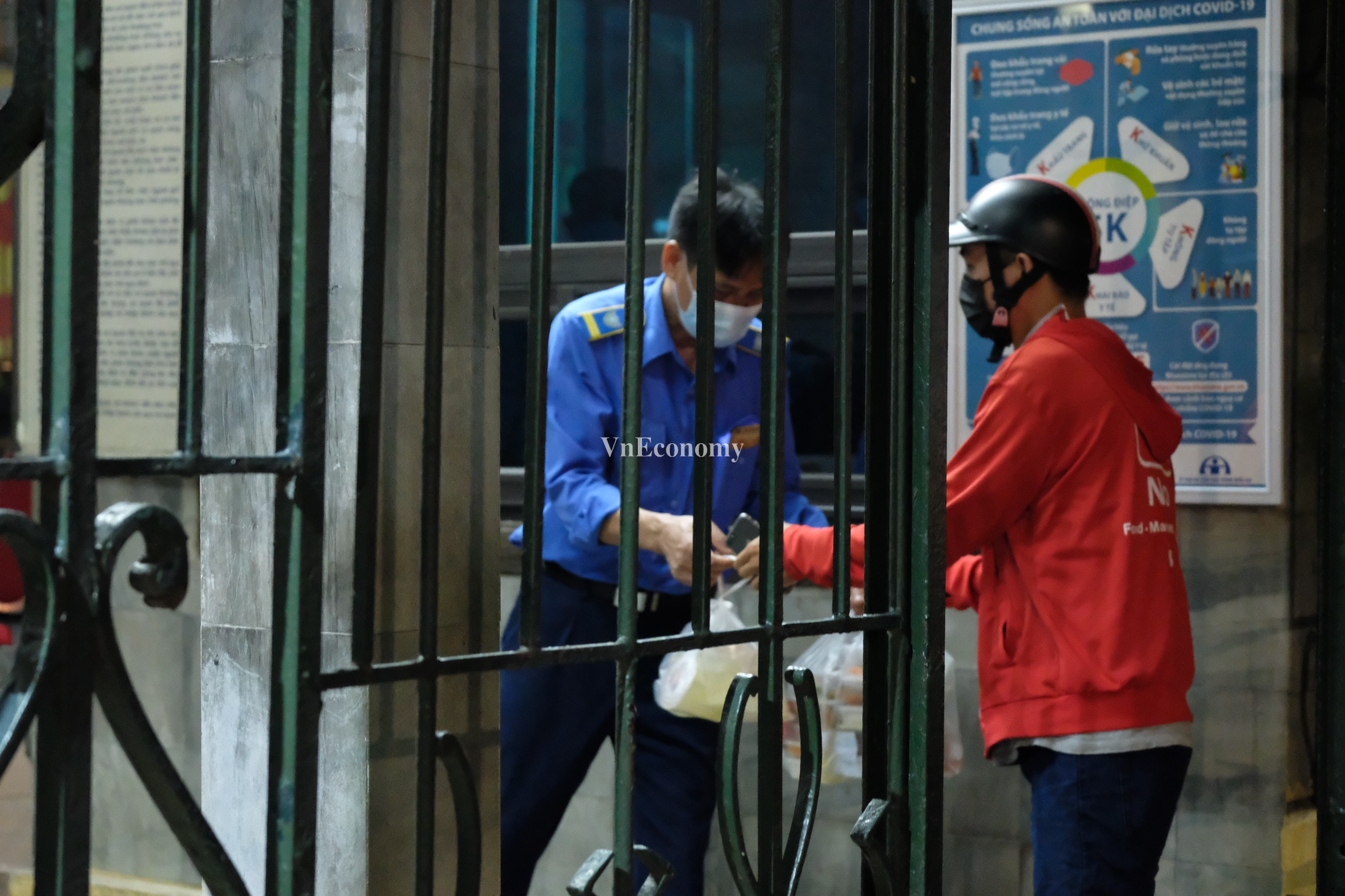 C&aacute;n bộ, nh&acirc;n vi&ecirc;n trong văn ph&ograve;ng Bộ đ&atilde; chủ động nhờ người th&acirc;n tiếp tế thực phẩm, sẵn s&agrave;ng tự c&aacute;ch ly tại cơ quan cho đến khi c&oacute; th&ocirc;ng b&aacute;o tiếp theo.