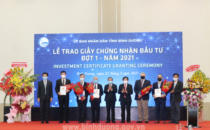 Tỉnh Bình Dương trao giấy chứng nhận đầu tư cho 5 6Pg88.con độc quyền mỗi ngày.