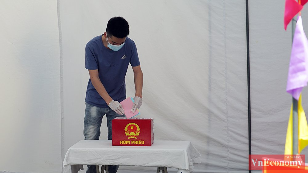 T&igrave;nh huống giả định nh&acirc;n vi&ecirc;n y tế ph&aacute;t hiện một người c&oacute; biểu hiện sốt, ho, kh&oacute; thở. Lập tức, người n&agrave;y được đưa theo lối đi kh&aacute;c để v&agrave;o khu vực bỏ phiếu ri&ecirc;ng. Tại khu vực bỏ phiếu ri&ecirc;ng, cử tri bỏ phiếu theo đ&uacute;ng quy định. Họ sẽ được c&aacute;c nh&acirc;n vi&ecirc;n y tế hỗ trợ.