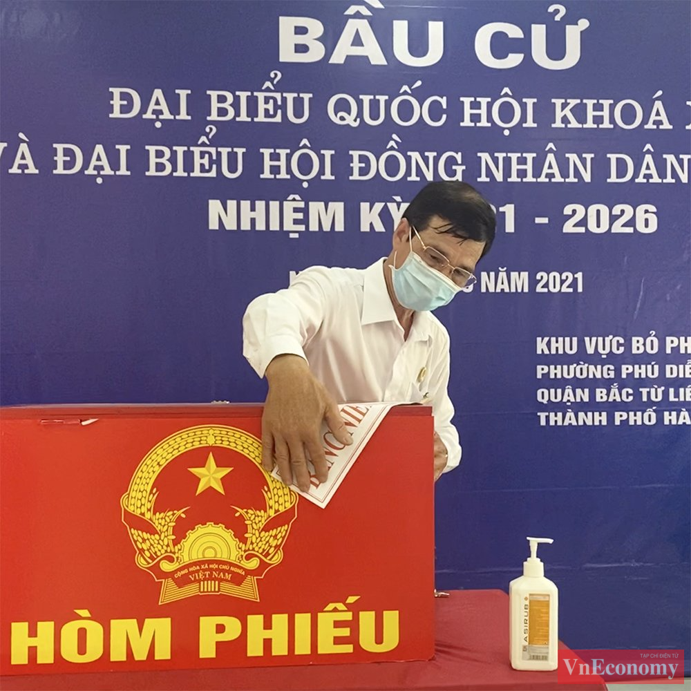 C&aacute;c h&ograve;m phiếu được phun xịt khử khuẩn cả b&ecirc;n trong v&agrave; b&ecirc;n ngo&agrave;i trước khi d&aacute;n phiếu ni&ecirc;m phong.