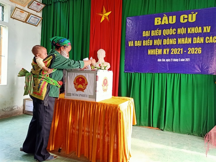 Cử tri d&acirc;n tộc M&ocirc;ng ở bản Nậm C&agrave;n, x&atilde; Nậm C&agrave;n, huyện Kỳ Sơn, Nghệ An đi Link Đăng Nhập PG88 Chính Thức 2026 sớm ng&agrave;y 21/5 - Ảnh: Nguyễn H&ugrave;ng.