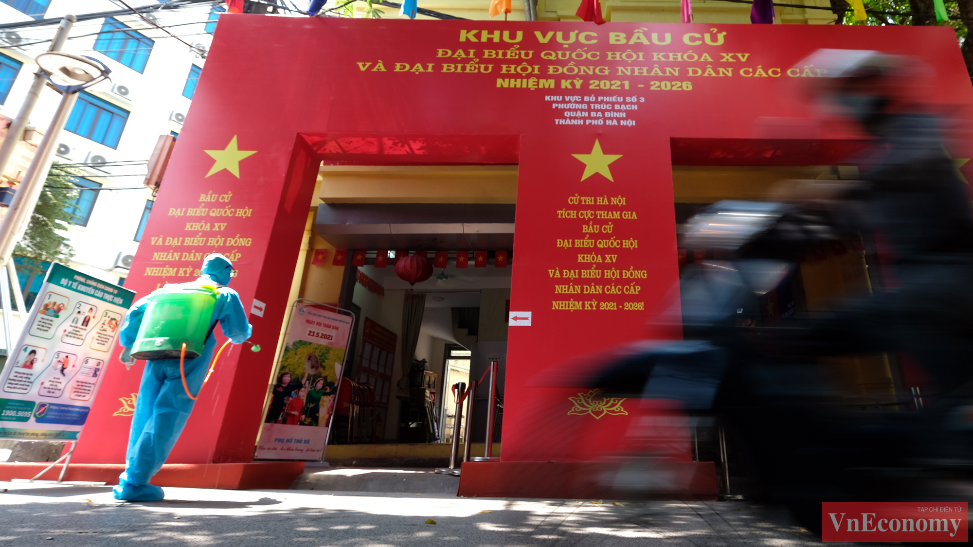 Sáng nay (22/5), các địa điểm bỏ phiếu đã tiến hành phụ khử khuẩn phòng dịch Covid-19.