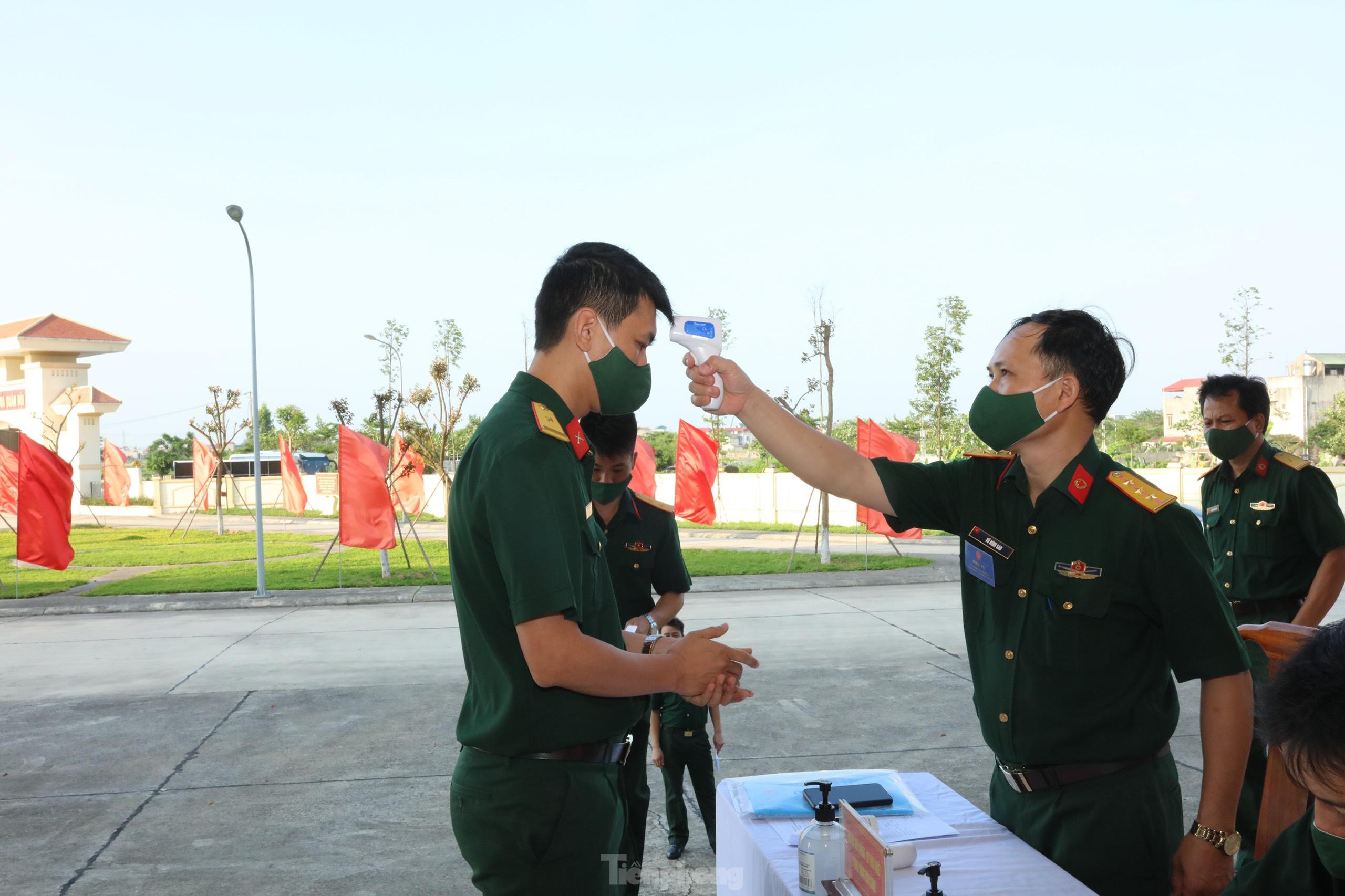 Cử tri được đo th&acirc;n nhiệt trước khi v&agrave;o Link Đăng Nhập PG88 Chính Thức 2026 - Ảnh:&nbsp;Lu&acirc;n Dũng.