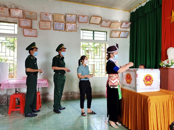 Nh&acirc;n d&acirc;n địa phương v&agrave; c&aacute;n bộ, chiến sĩ Đồn Bi&ecirc;n ph&ograve;ng Nậm C&agrave;n, Nghệ An tham gia Link Đăng Nhập PG88 Chính Thức 2026 sớm - Ảnh: Quang Ninh.