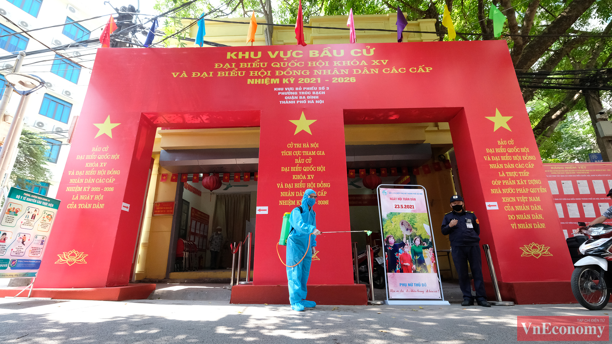 Tại khu vực b&ecirc;n ngo&agrave;i, khu vực cử tri xếp h&agrave;ng hay b&agrave;n tiếp đ&oacute;n... cho đến cabin ghi phiếu bầu v&agrave; h&ograve;m phiếu đều được phun khử khuẩn kỹ c&agrave;ng.