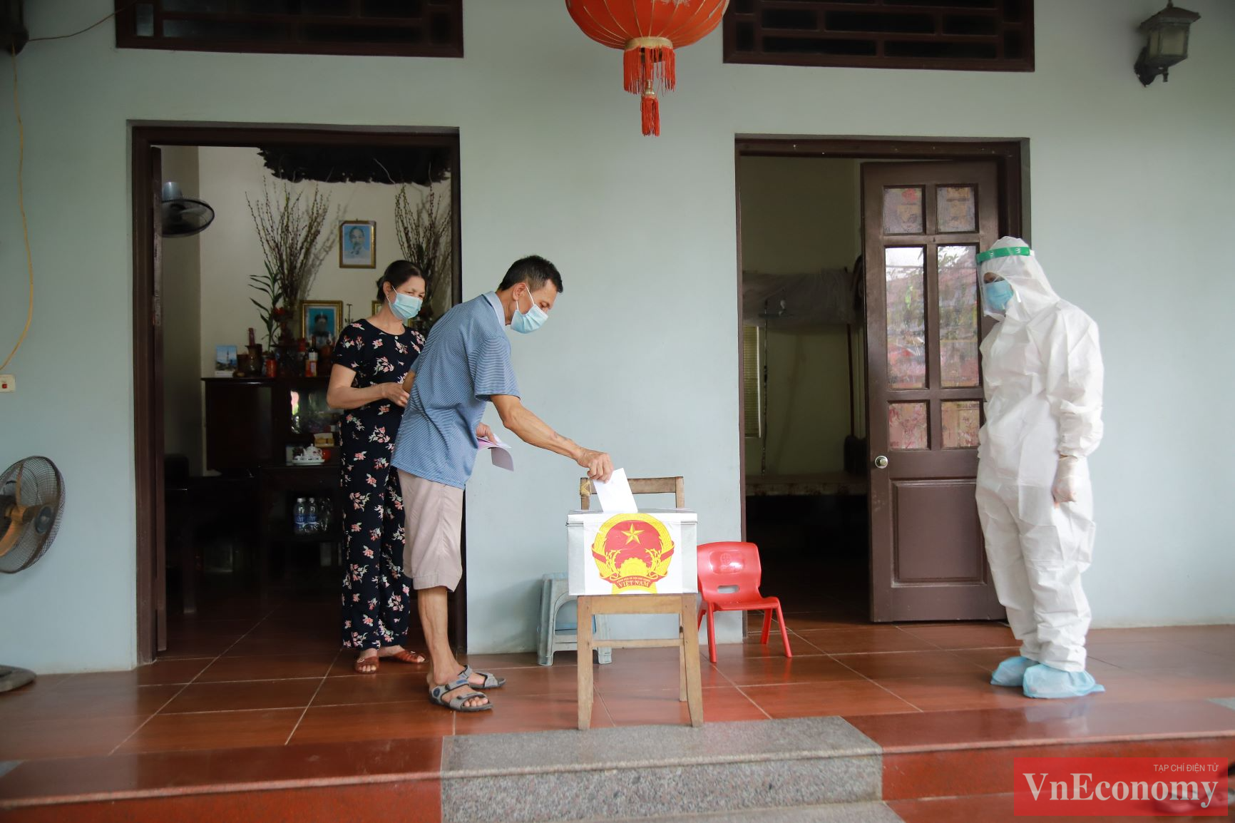 Một số cử tri "cách ly trong cách ly" tại xã Mão Điền, tỉnh Bắc Ninh, đã tham gia bầu cử bằng cách bỏ phiếu tại nhà.