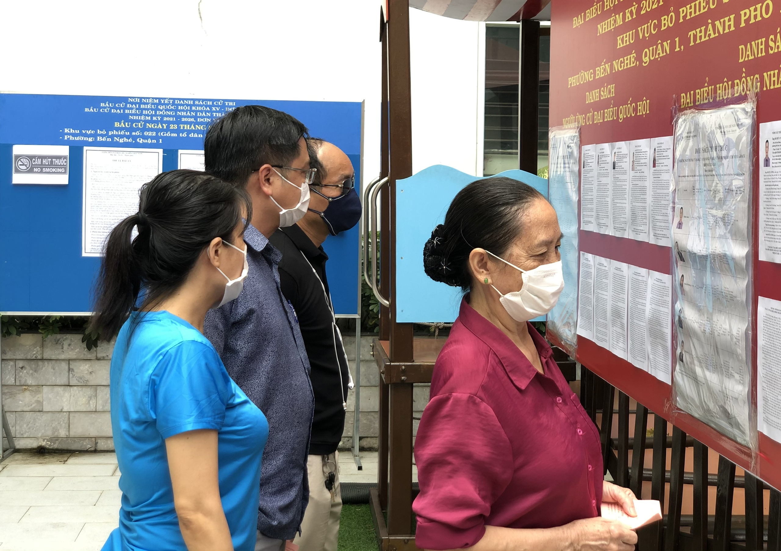 C&aacute;c cử tri tổ 38, phường Bến Ngh&eacute;, Quận 1 đang&nbsp;xem danh s&aacute;ch đại biểu được ni&ecirc;m yết để chọn lựa.