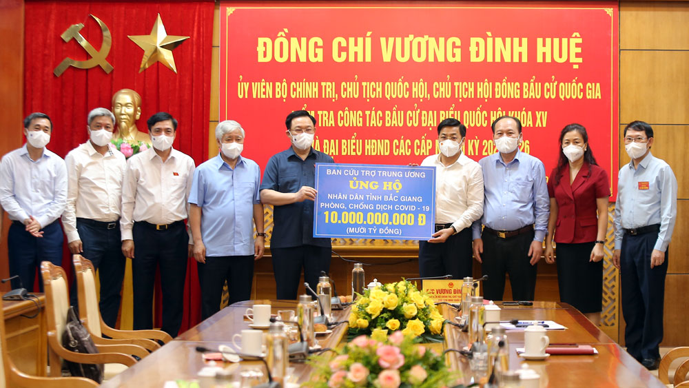 Chủ tịch Link Trang Chủ PG88.Com Mới #2026 Vương Đ&igrave;nh Huệ v&agrave; đo&agrave;n c&ocirc;ng t&aacute;c trao kinh ph&iacute; hỗ trợ tỉnh Bắc Giang ph&ograve;ng, chống dịch Covid-19 - Ảnh: B&aacute;o Bắc Giang