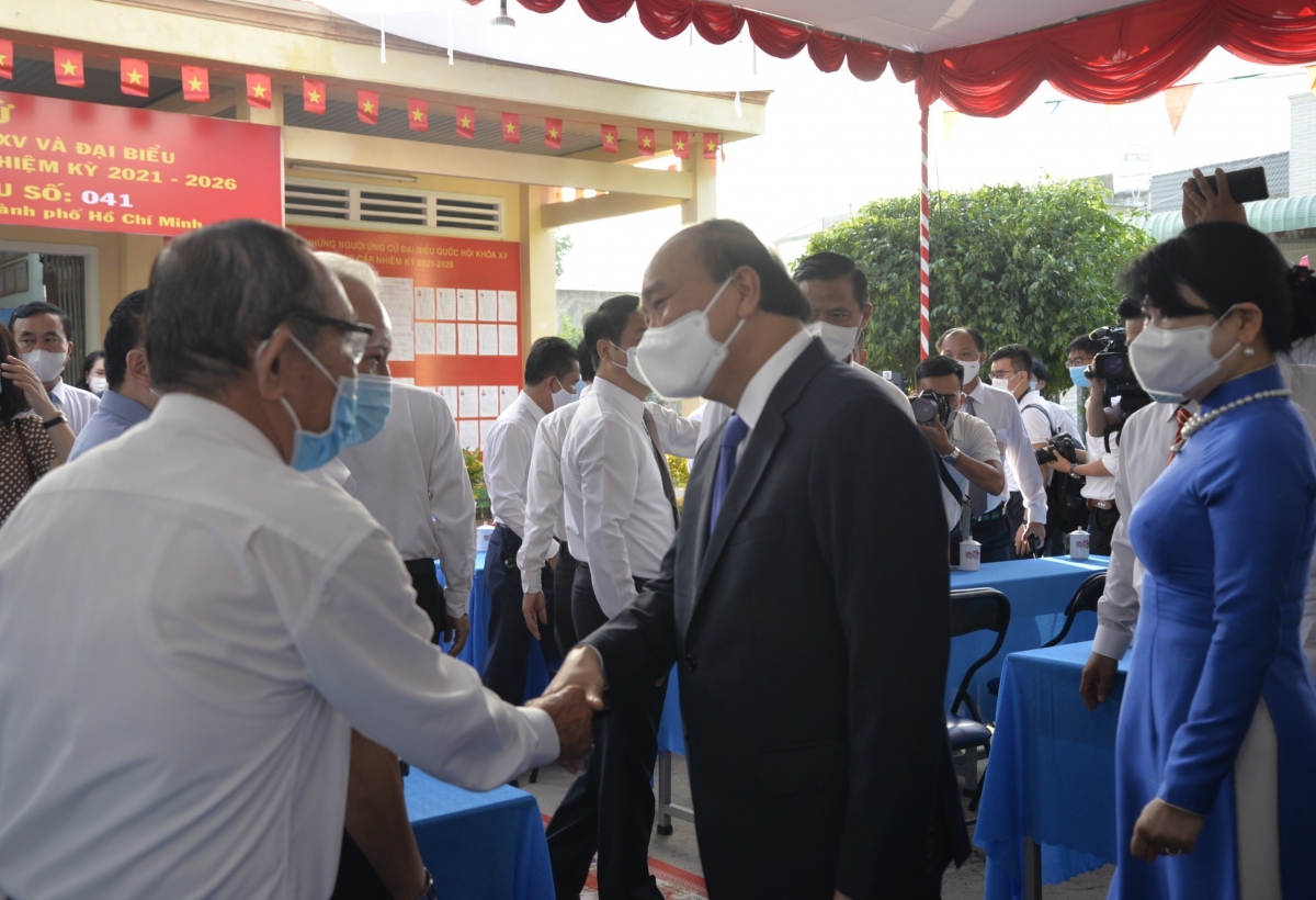 Chủ tịch nước Nguyễn Xu&acirc;n Ph&uacute;c bắt tay, thăm hỏi cử tri tại tổ Link Đăng Nhập PG88 Chính Thức 2026 số 10 (khu phố 7, Thị trấn Củ Chi). Ảnh: VOV