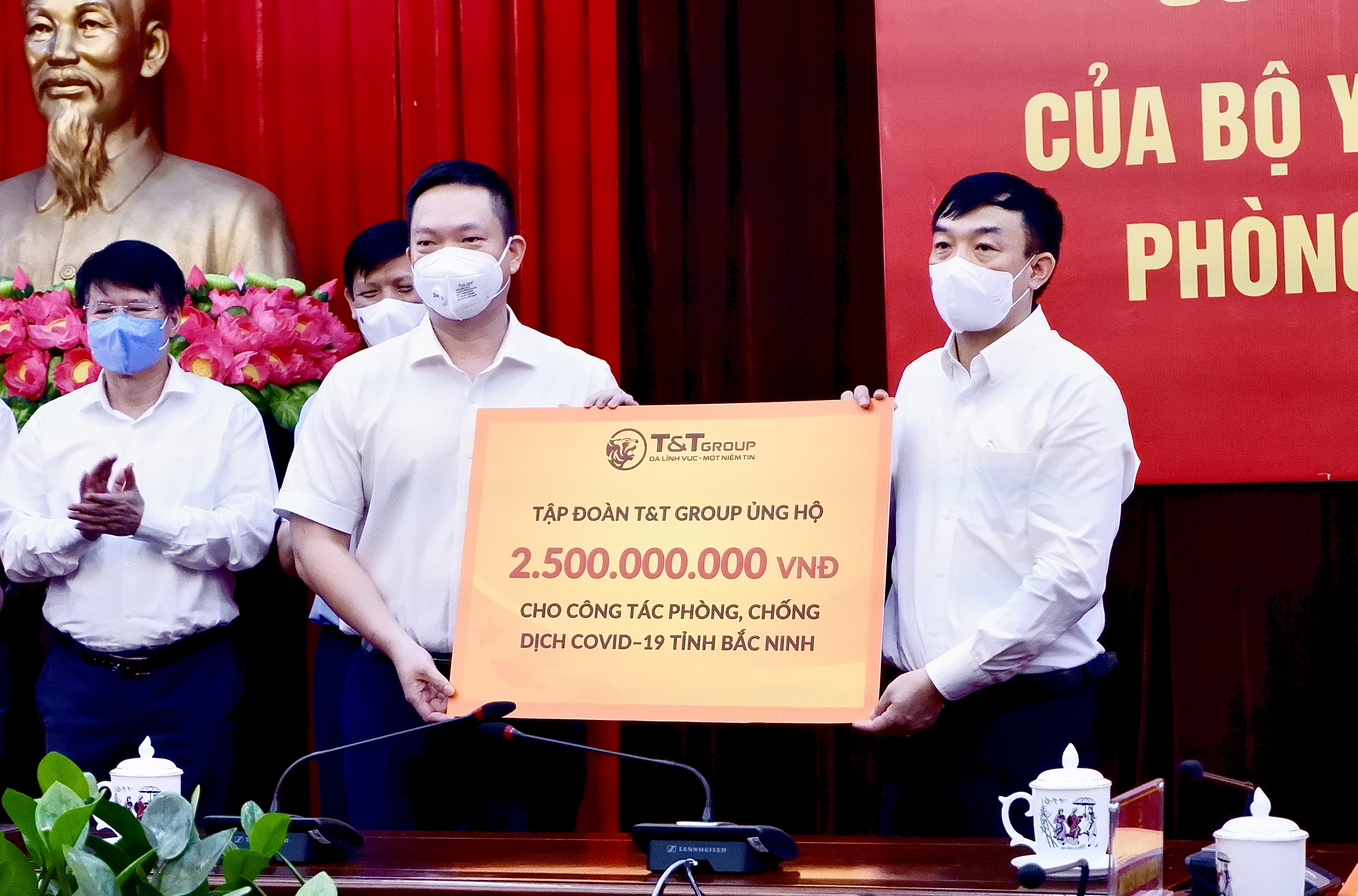 Đại diện Tập đo&agrave;n T&T Group trao ủng hộ tỉnh Bắc Ninh 500 tấn gạo v&agrave; 2,5 tỷ đồng.