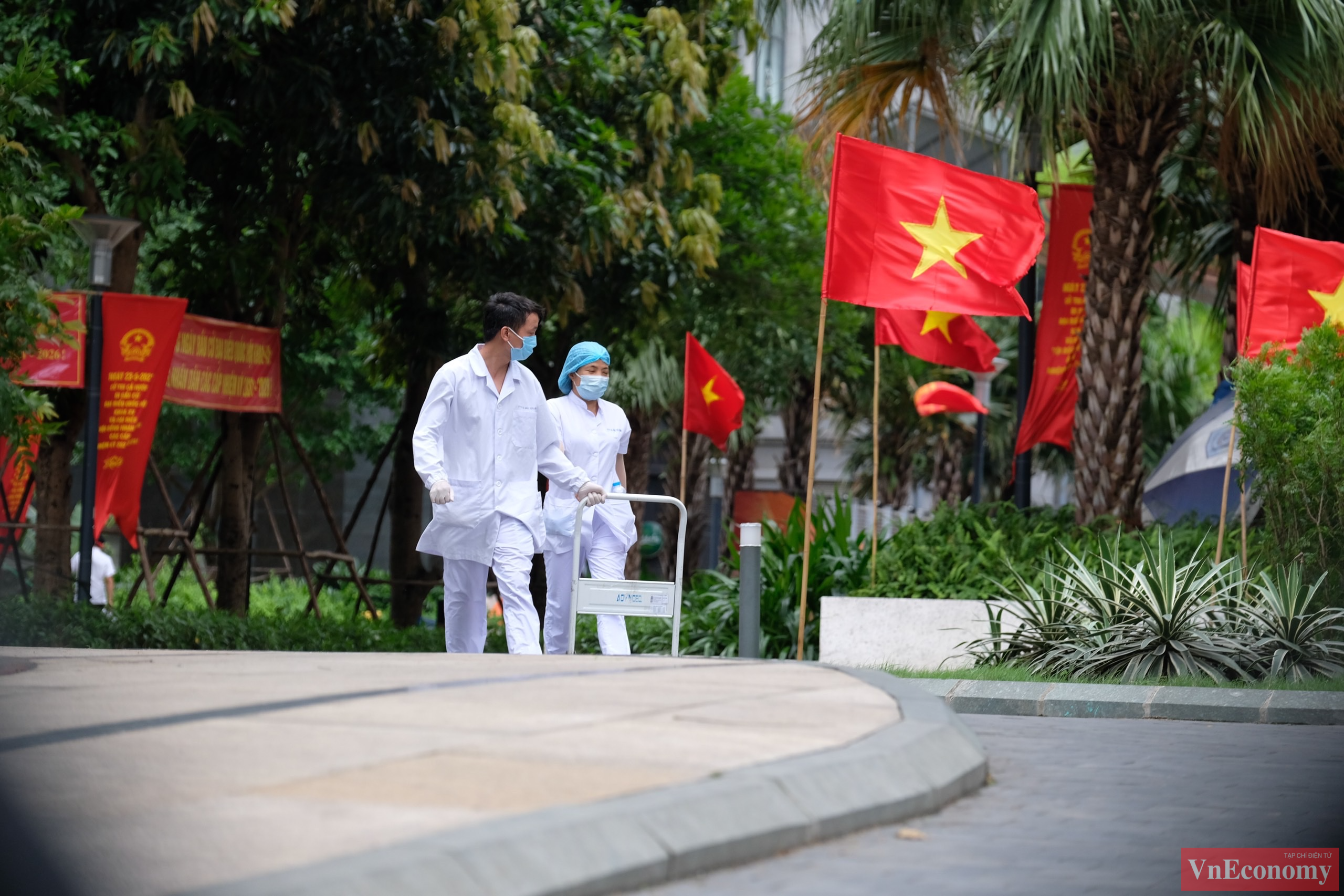Trong khu&ocirc;n vi&ecirc;n vắng lặng của khu đ&ocirc; thị, giờ chỉ thấy những b&oacute;ng &aacute;o trắng của lực lượng y tế đang khẩn trương khoanh v&ugrave;ng dập dịch.