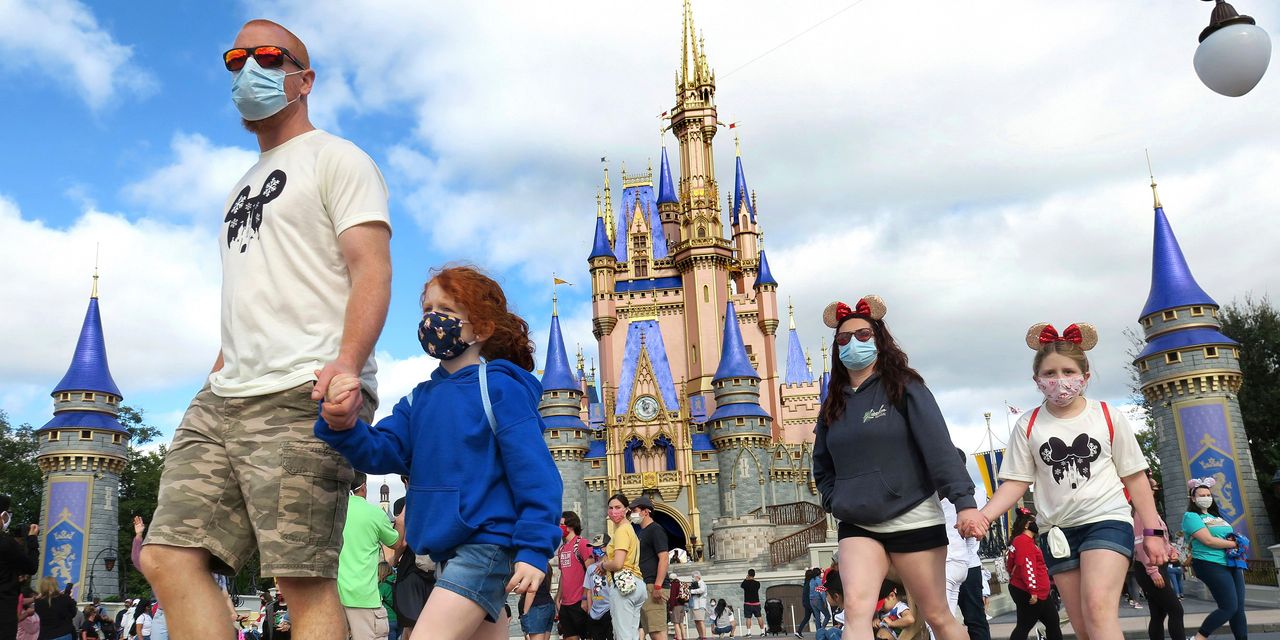 Khách du lịch tại công viên Walt Disney World, bang Florida Mỹ - Ảnh: AP.