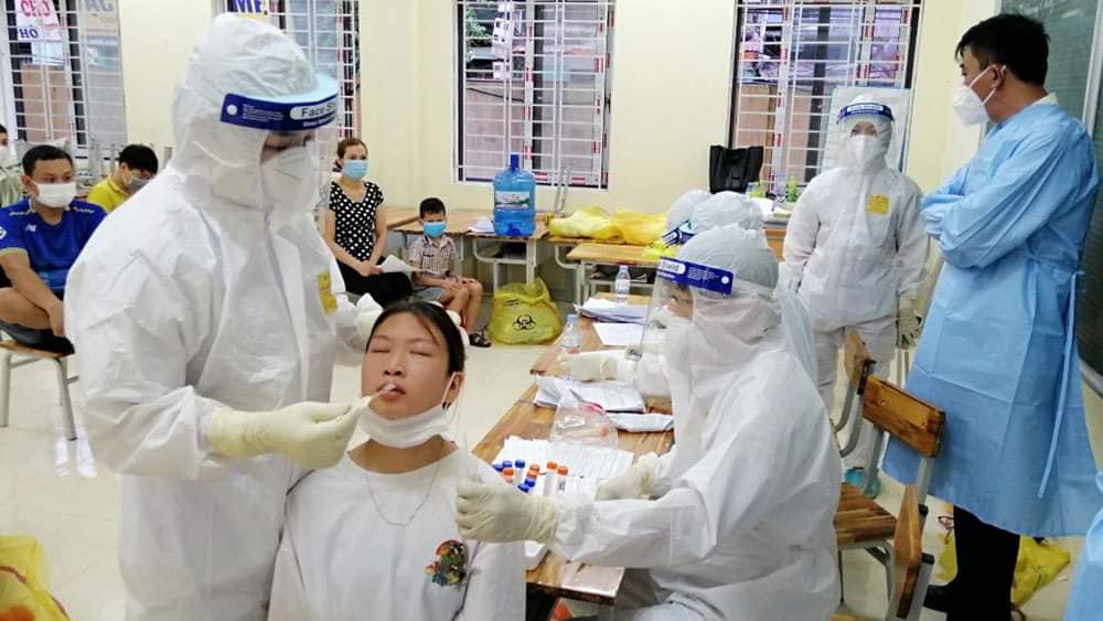 Lấy mẫu xét nghiệm Covid-19. Ảnh - Mạnh Cường. 