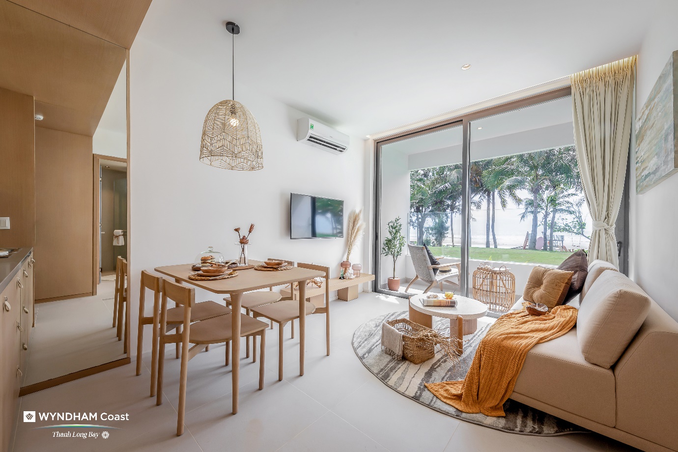 Căn hộ 2 ph&ograve;ng ngủ với hệ cửa mở rộng tối đa gi&uacute;p th&ocirc;ng gi&oacute; v&agrave; c&oacute; view tự nhi&ecirc;n, bất cứ g&oacute;c n&agrave;o đều c&oacute; thể nh&igrave;n ra biển.