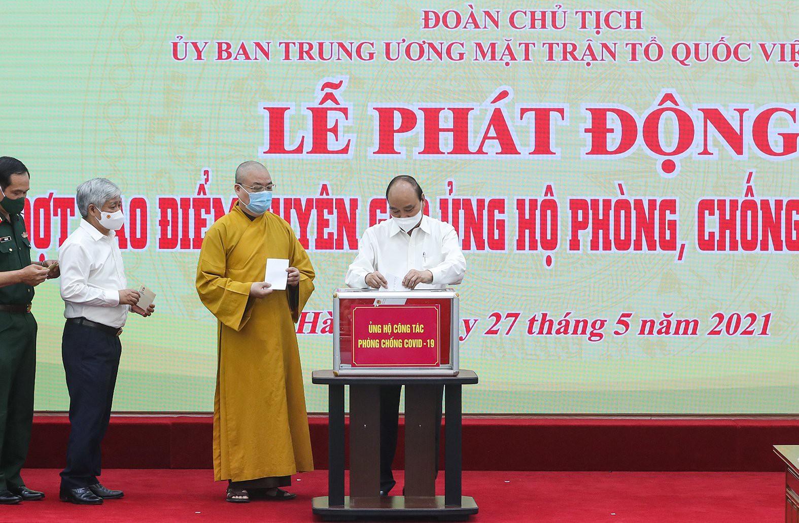 Chủ tịch nước Nguyễn Xu&acirc;n Ph&uacute;c c&ugrave;ng c&aacute;c đại biểu tham gia ủng hộ. Ảnh: VC.