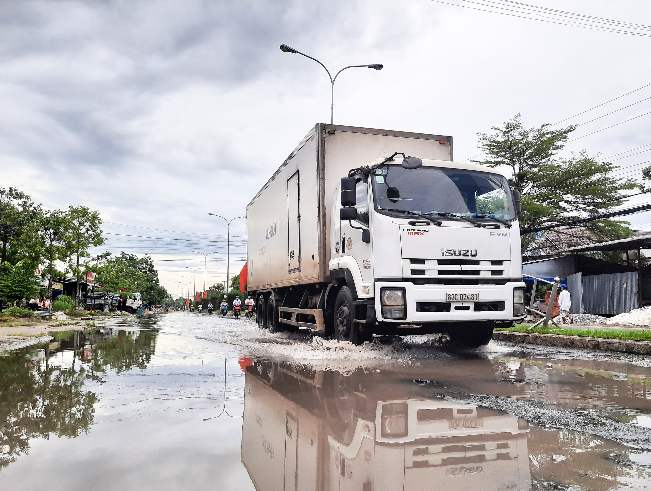Tuyến quốc lộ 63 đoạn đi qua Cà Mau thời gian dài bị hư hỏng.