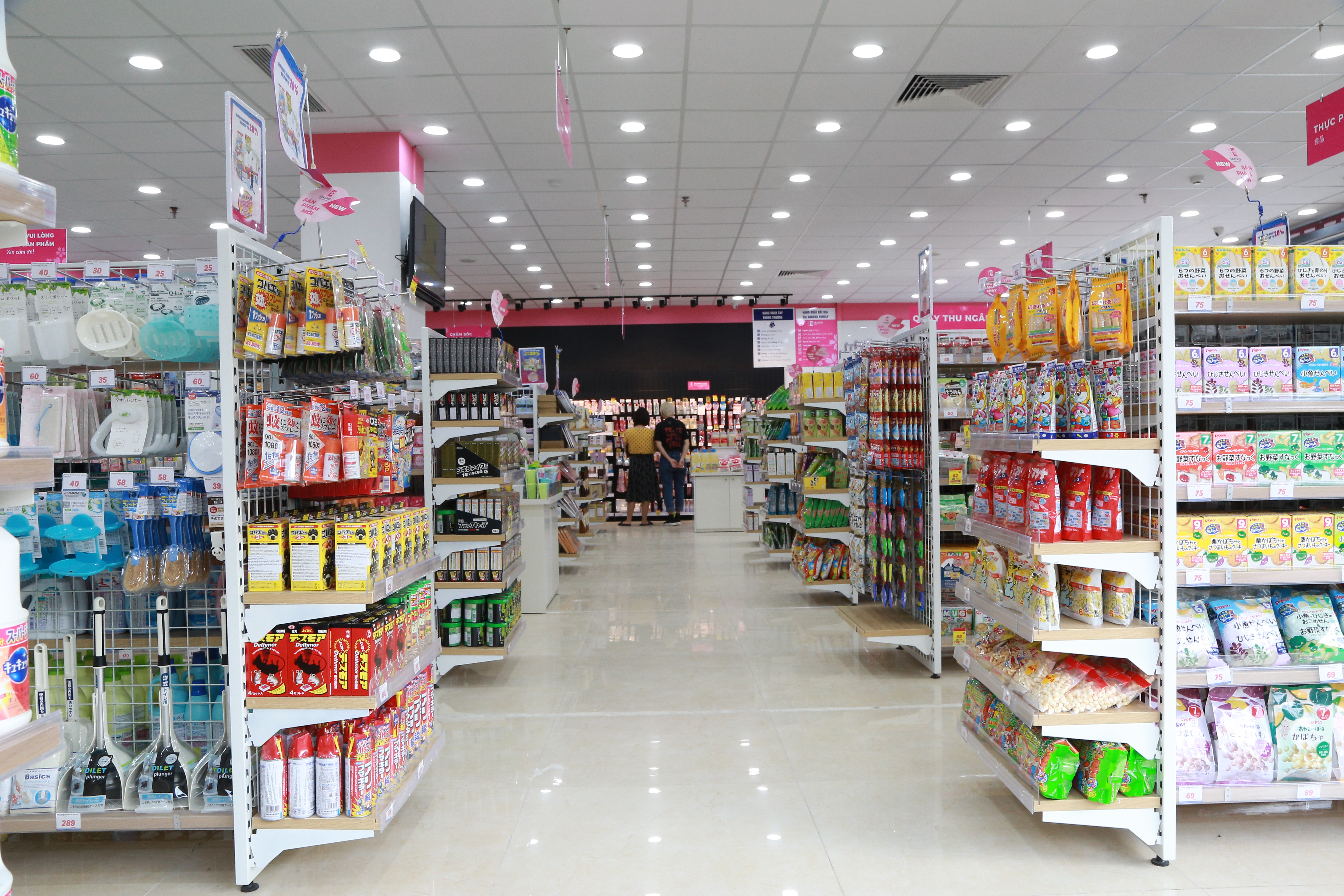 Kh&ocirc;ng gian mua sắm l&ecirc;n tới 10.000 m&atilde; sản phẩm nội địa Nhật.