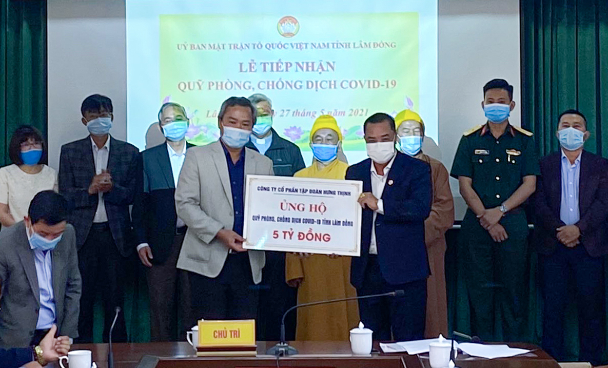 &Ocirc;ng L&ecirc; Hồng Việt - Ph&oacute; Chủ tịch ki&ecirc;m Ph&oacute; Tổng Gi&aacute;m đốc Tập đo&agrave;n Hưng Thịnh (b&ecirc;n phải) trao tặng 5 tỷ đồng cho Quỹ ph&ograve;ng, chống Covid-19 tỉnh L&acirc;m Đồng.