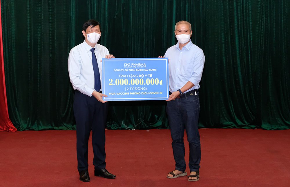 Bộ trưởng Nguyễn Thanh Long thay mặt ngành y tế tiếp nhận hỗ trợ 2 tỷ đồng mua vaccine phòng COVID-19 từ Dược Hậu Giang.