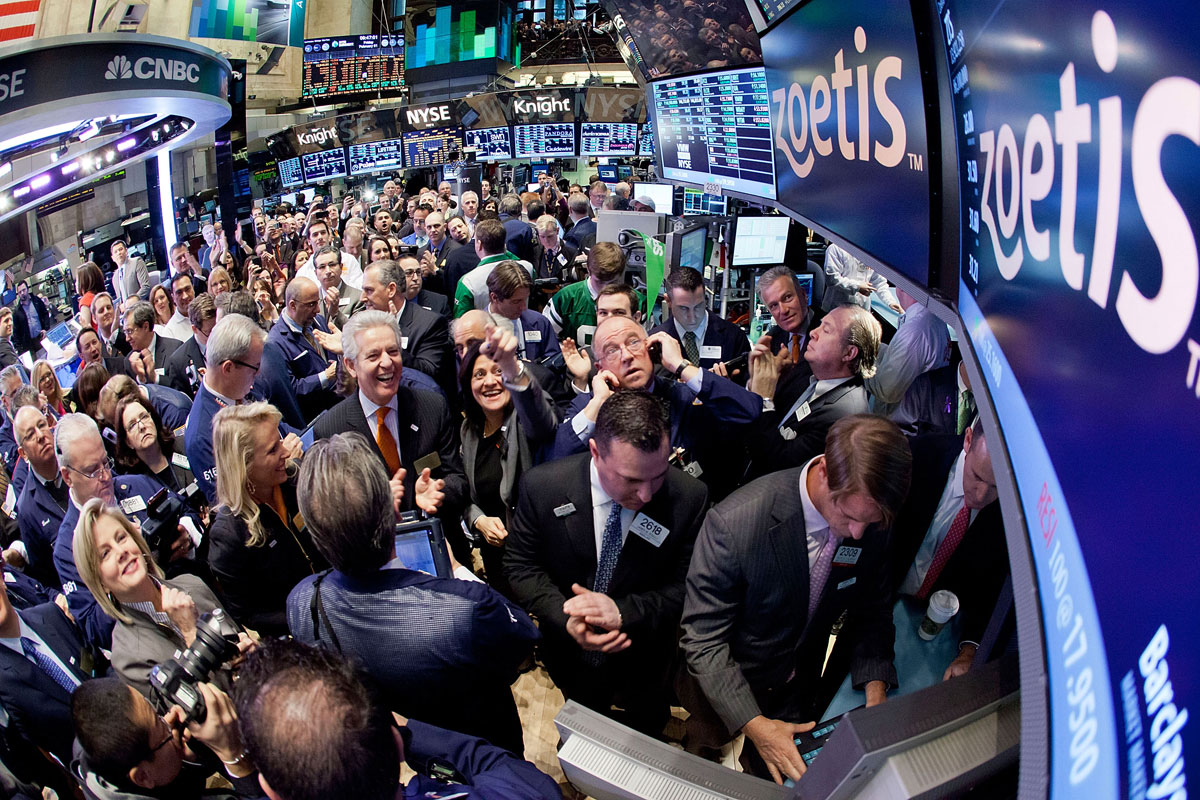 Các nhà giao dịch Pg88vnd dành cho Android và iOS tại Việt Nam trên sàn NYSE ở New York, Mỹ - Ảnh: Reuters.