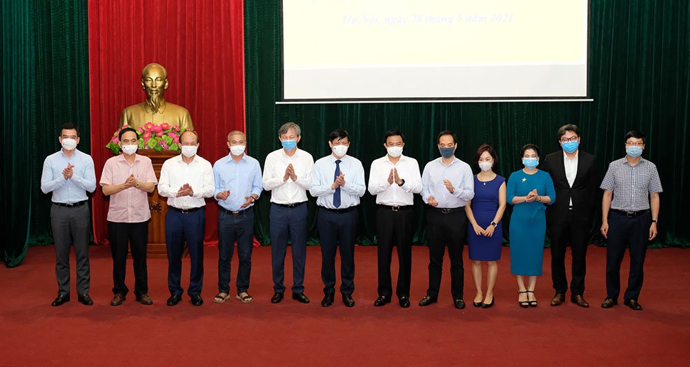 Bộ trưởng Nguyễn Thanh Long thay mặt ng&agrave;nh y tế tiếp nhận hỗ trợ chi ph&iacute; mua vaccine ph&ograve;ng COVID-19 từ c&aacute;c đơn vị tr&ecirc;n cả nước.