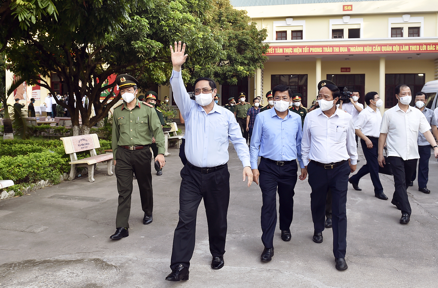 Thủ tướng động vi&ecirc;n c&aacute;n bộ, chiến sĩ v&agrave; c&aacute;c lực lượng ở tuyến đầu chống dịch.