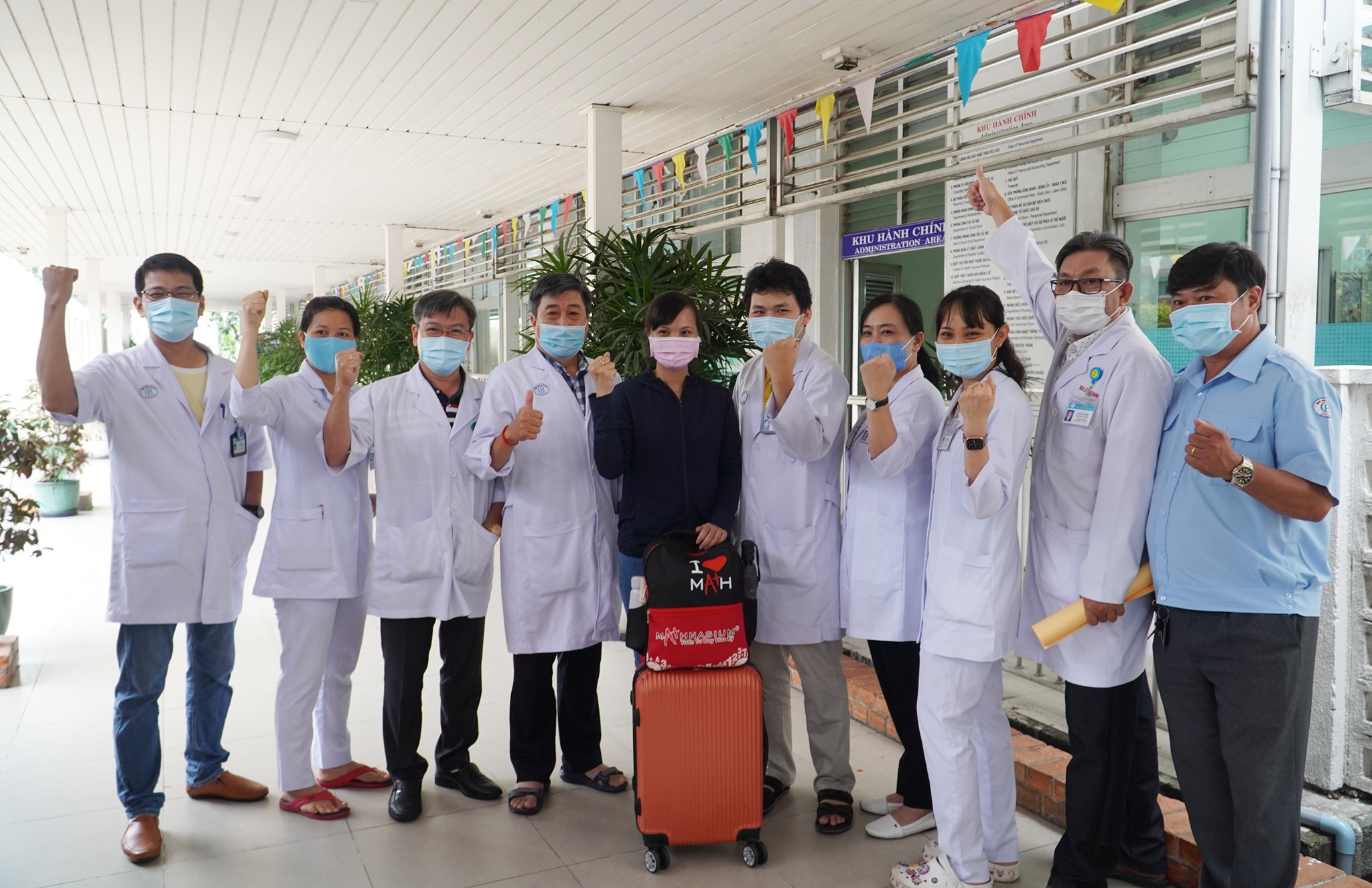13 th&agrave;nh vi&ecirc;n của đội phản ứng nhanh c&ugrave;ng c&aacute;c y b&aacute;c sỹ tại Bệnh viện Chợ Rẫy tỏ r&otilde; quyết t&acirc;m chiến thắng dịch bệnh.