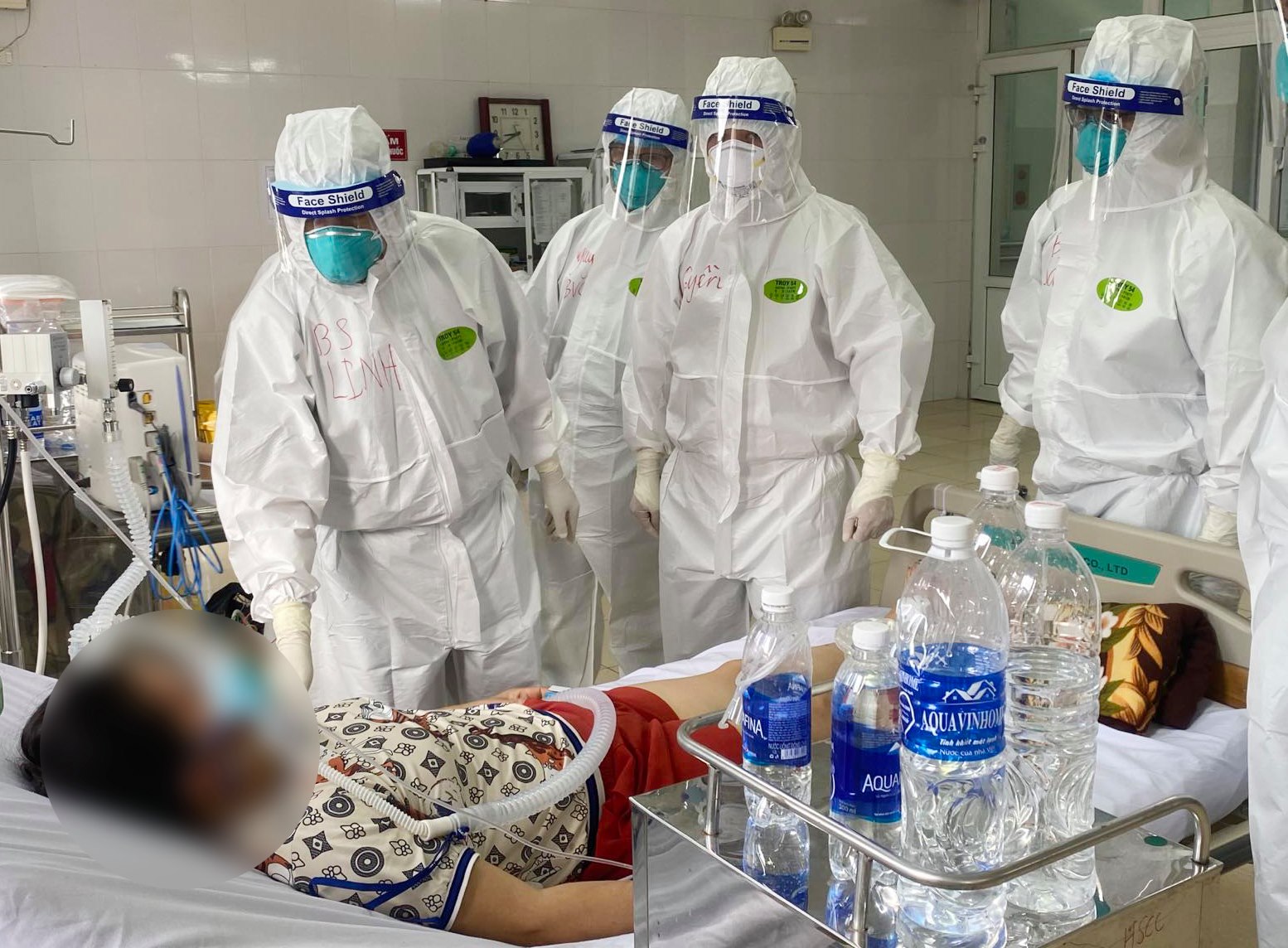 Ngay khi đặt ch&acirc;n tới Bắc Giang, c&aacute;c y b&aacute;c sỹ đ&atilde; bắt tay v&agrave;o việc&nbsp;điều trị cho c&aacute;c bệnh nh&acirc;n mắc Covid-19 tại Bệnh viện Phổi Bắc Giang theo phương ch&acirc;m 4 tại chỗ.